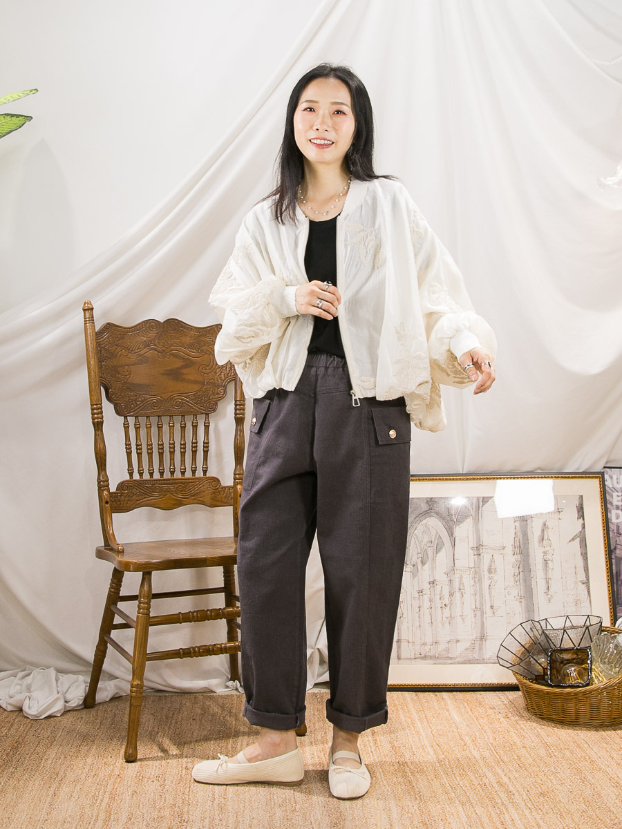 全開胸拉鏈．領邊 袖口爛爛．花花刺繡 麻棉料外套 (有厘布)