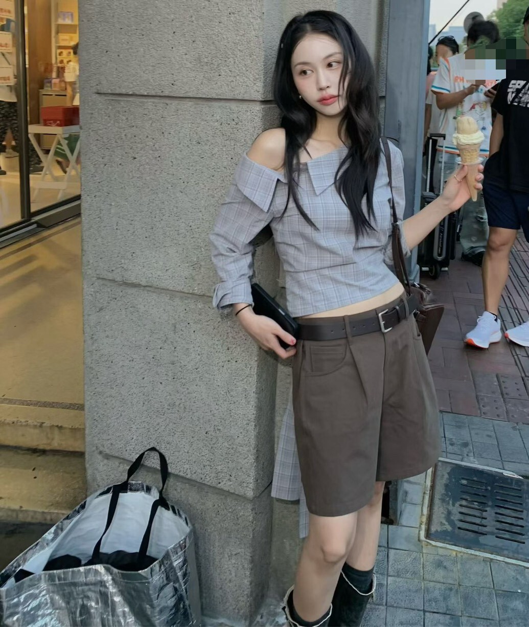 翻領露單肩格子上衣