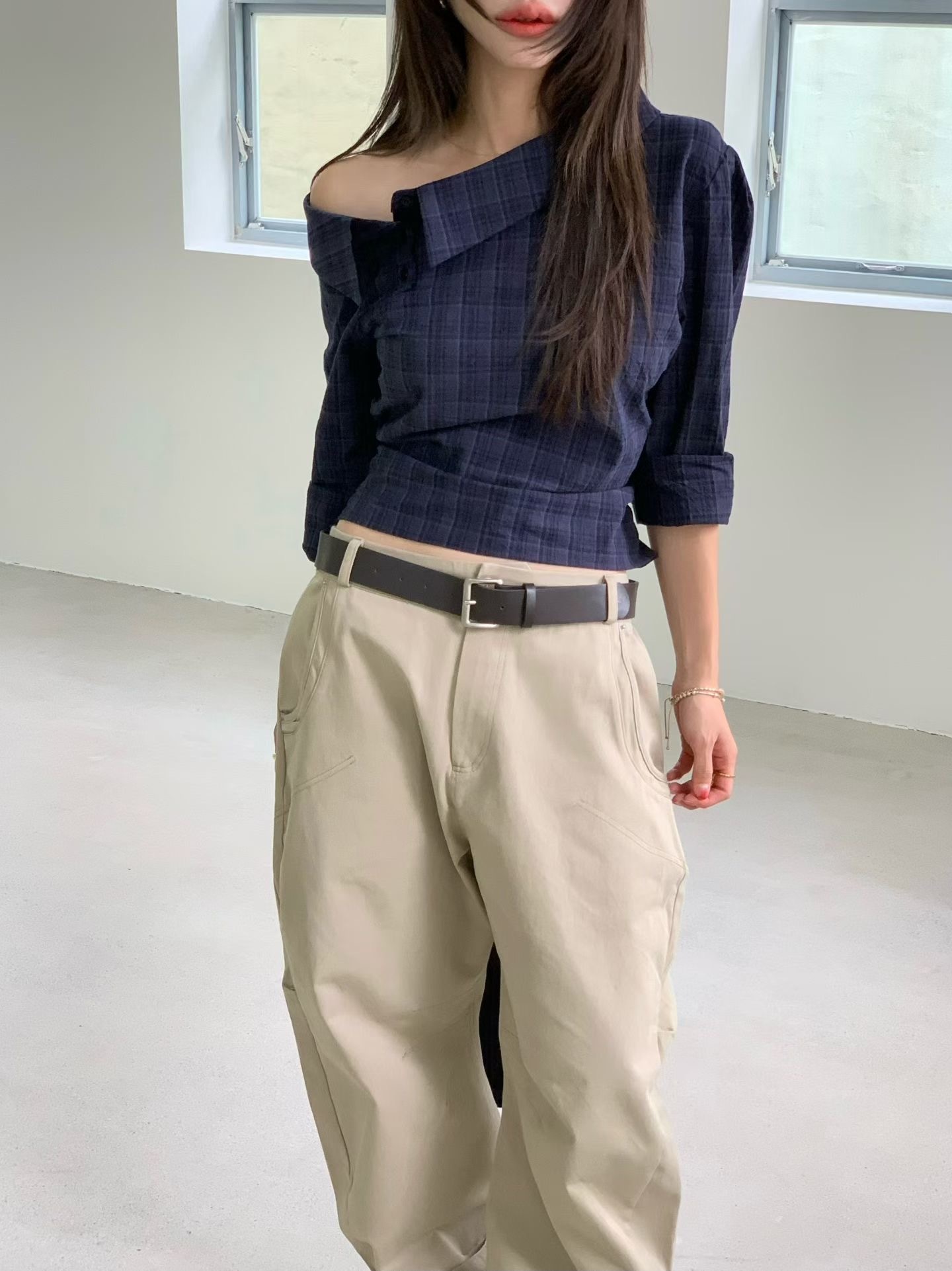 翻領露單肩格子上衣