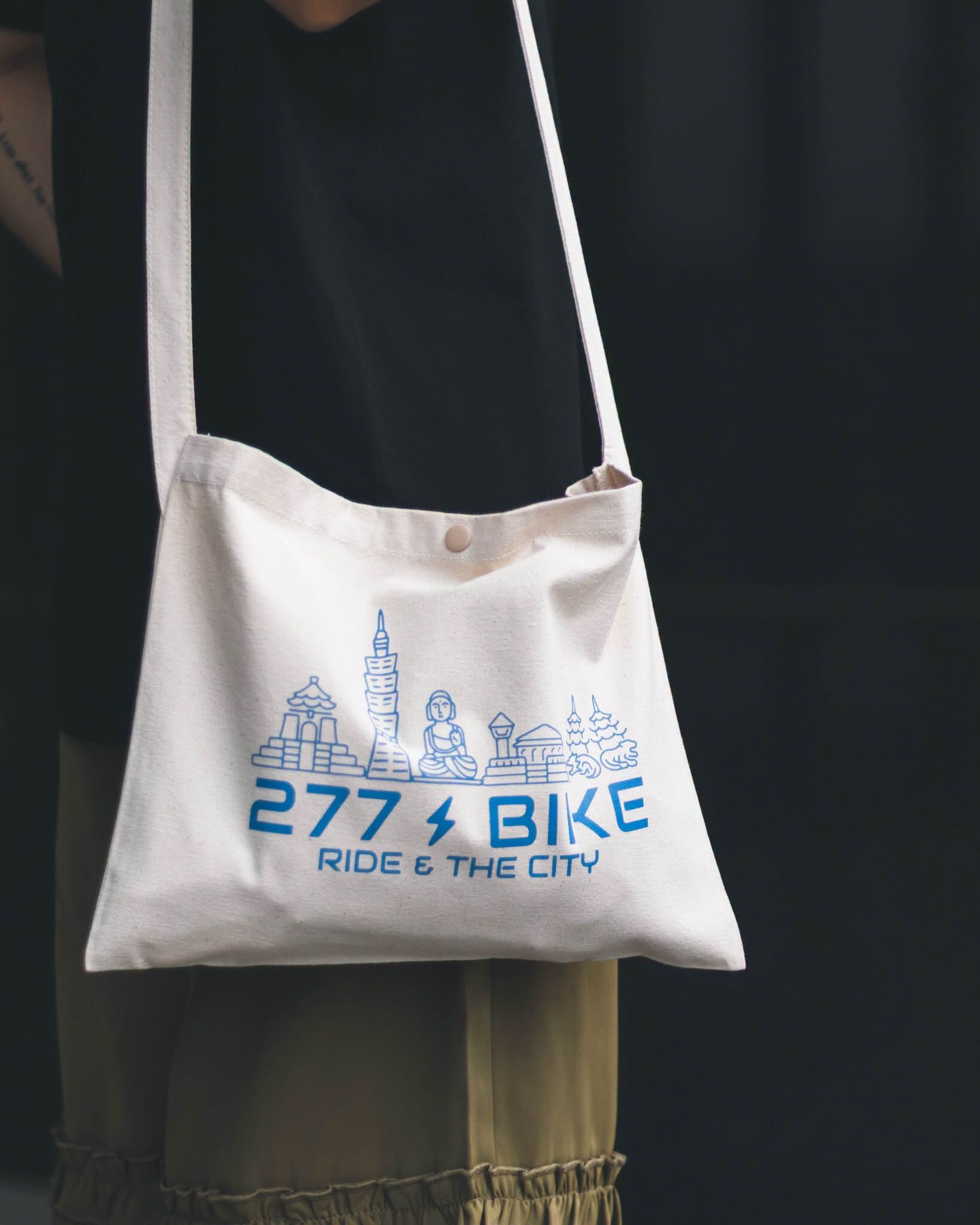 【277自轉車】 𝗥𝗜𝗗𝗘 𝗔𝗡𝗗 𝗧𝗛𝗘 𝗖𝗜𝗧𝗬 城市帆布側背包 斜背包 休閒小物包