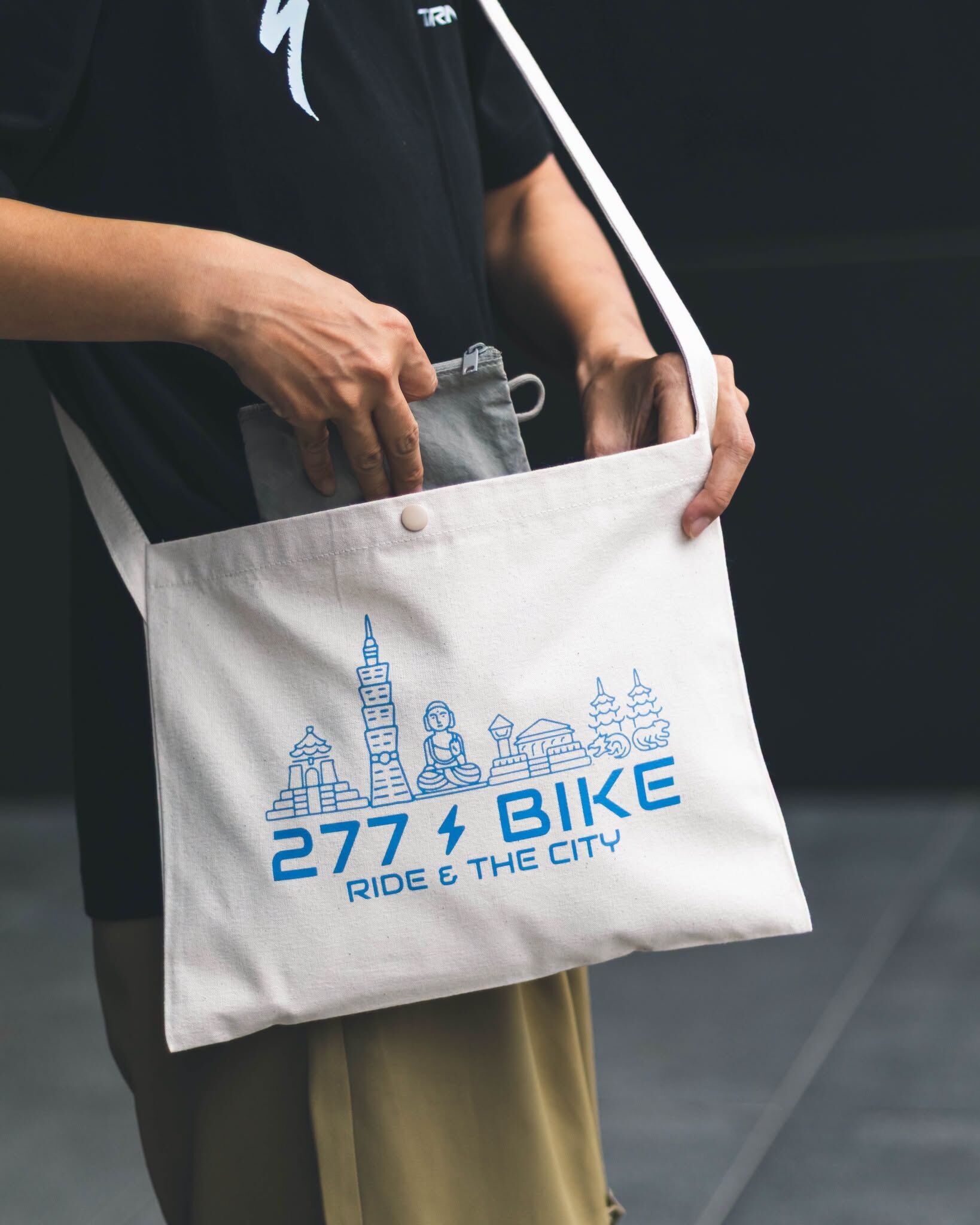 【277自轉車】 𝗥𝗜𝗗𝗘 𝗔𝗡𝗗 𝗧𝗛𝗘 𝗖𝗜𝗧𝗬 城市帆布側背包 斜背包 休閒小物包