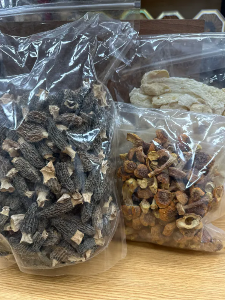 VN15 自用抵食頂級羊肚菌  (300克) **送竹笙1包(75克)**送姬鬆茸一包(150克) **到期日:約12個月食用期 **需冷藏於0-5℃度範圍 內保存