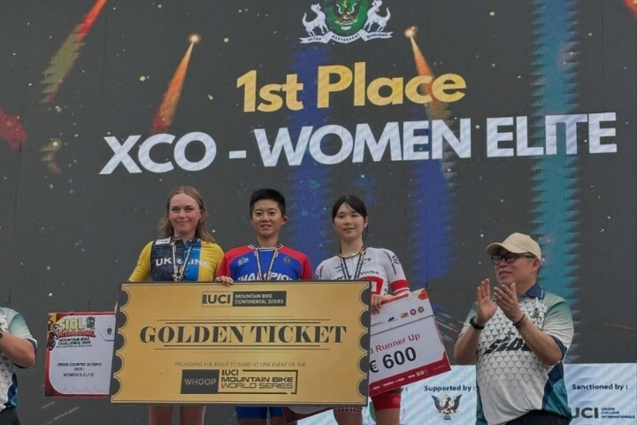 蔡雅羽奪得 UCI 登山車洲際系列賽 XCO 女子菁英組金牌，站上頒獎台第一名位置合照