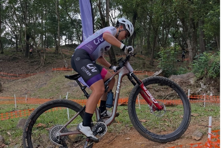 蔡雅羽穿著專業車衣與 Northwave 車鞋在山林越野賽道上全力騎乘。