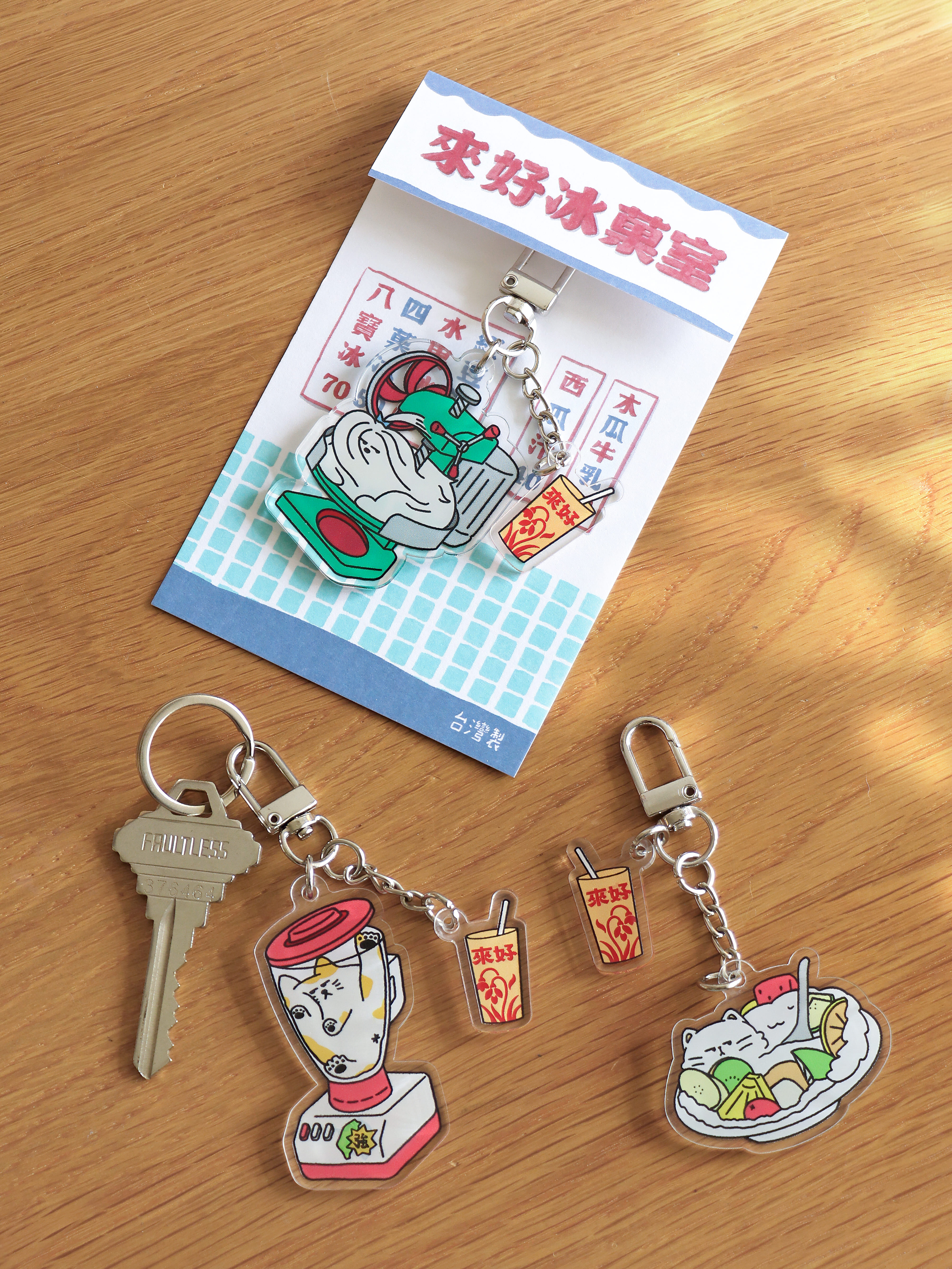 来好】アイスショップ アクリルキーホルダー - 三毛猫ジューサー／白猫
