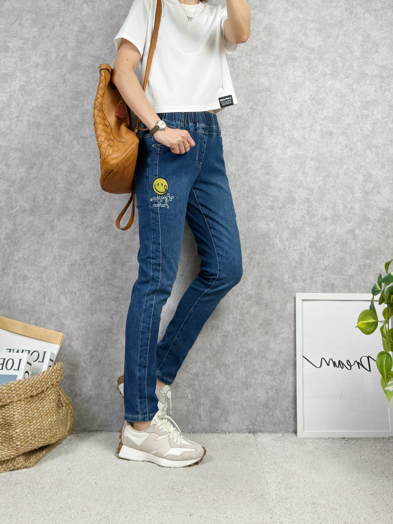 舒服一點、腿看起來順一點★微笑刺繡窄腳褲