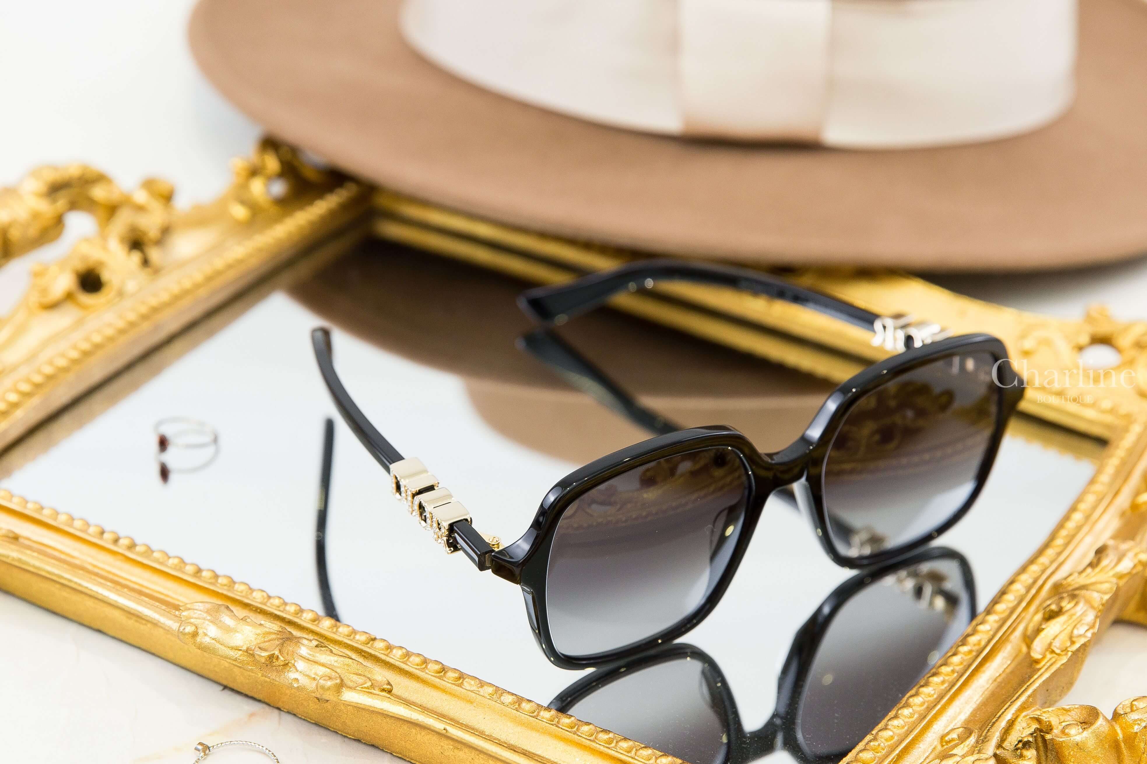 Dior DiorTreasure S1F 黑色方框灰色漸變鏡片側邊金色水鑽字母太陽眼鏡-Charline Boutique 精品代購