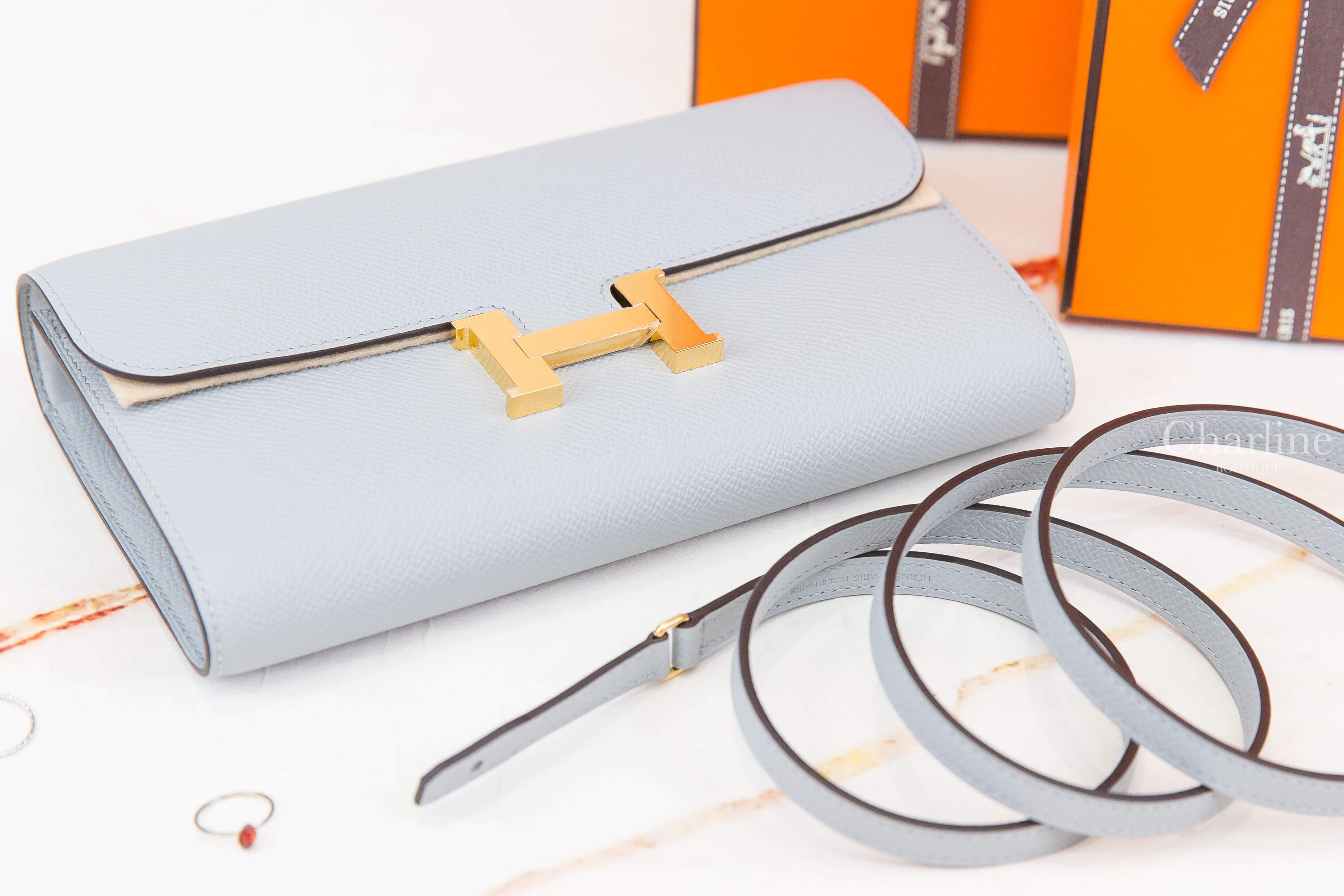 Hermès Constance Long To Go 8U 冰川藍 Epsom 金釦肩背長夾斜側外觀與金色 H 釦，Charline Boutique 實拍