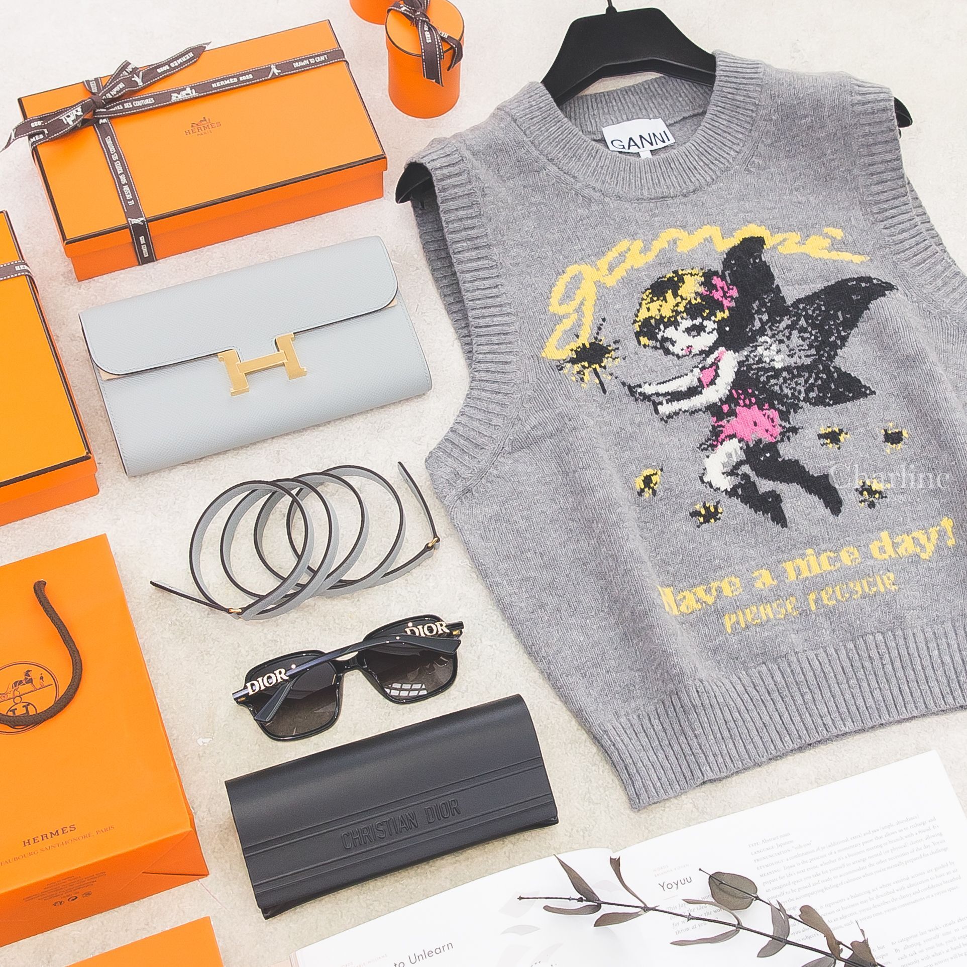 Hermès Constance Long To Go 8U 冰川藍 Epsom 金釦肩背長夾與精品服飾配件俯拍陳列，Charline Boutique 實拍