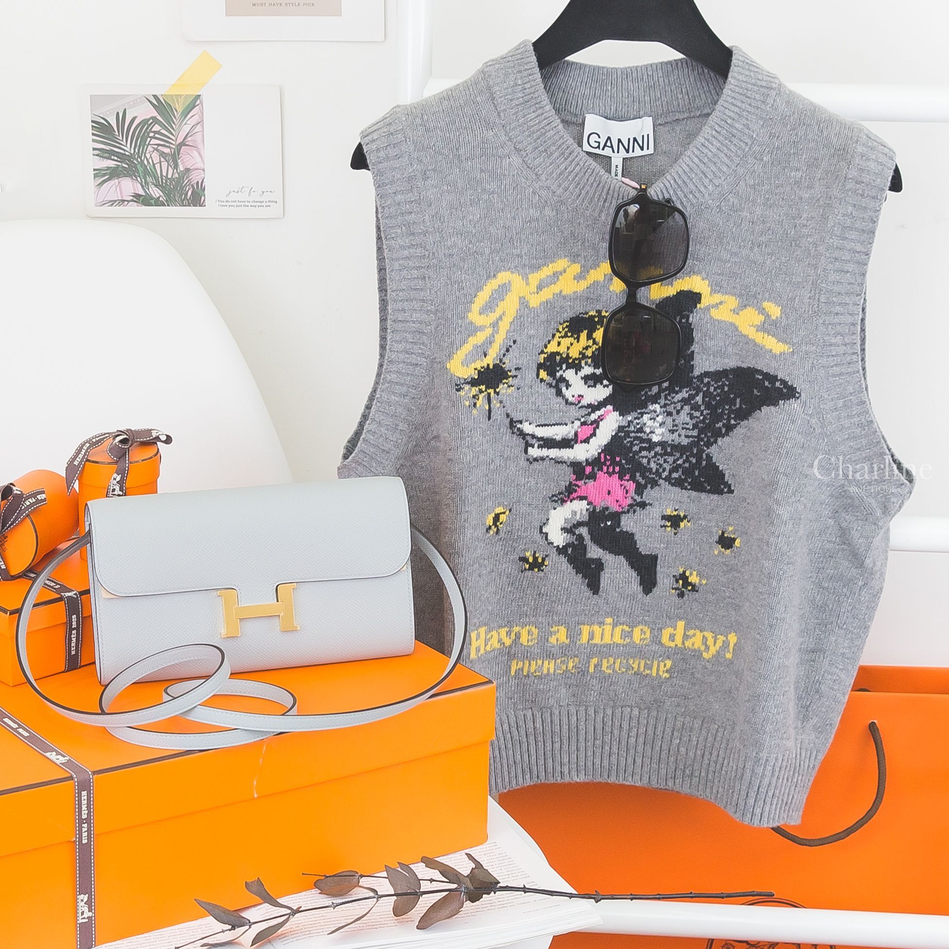 Hermès Constance Long To Go 8U 冰川藍 Epsom 金釦肩背長夾與服飾配件陳列情境，Charline Boutique 實拍