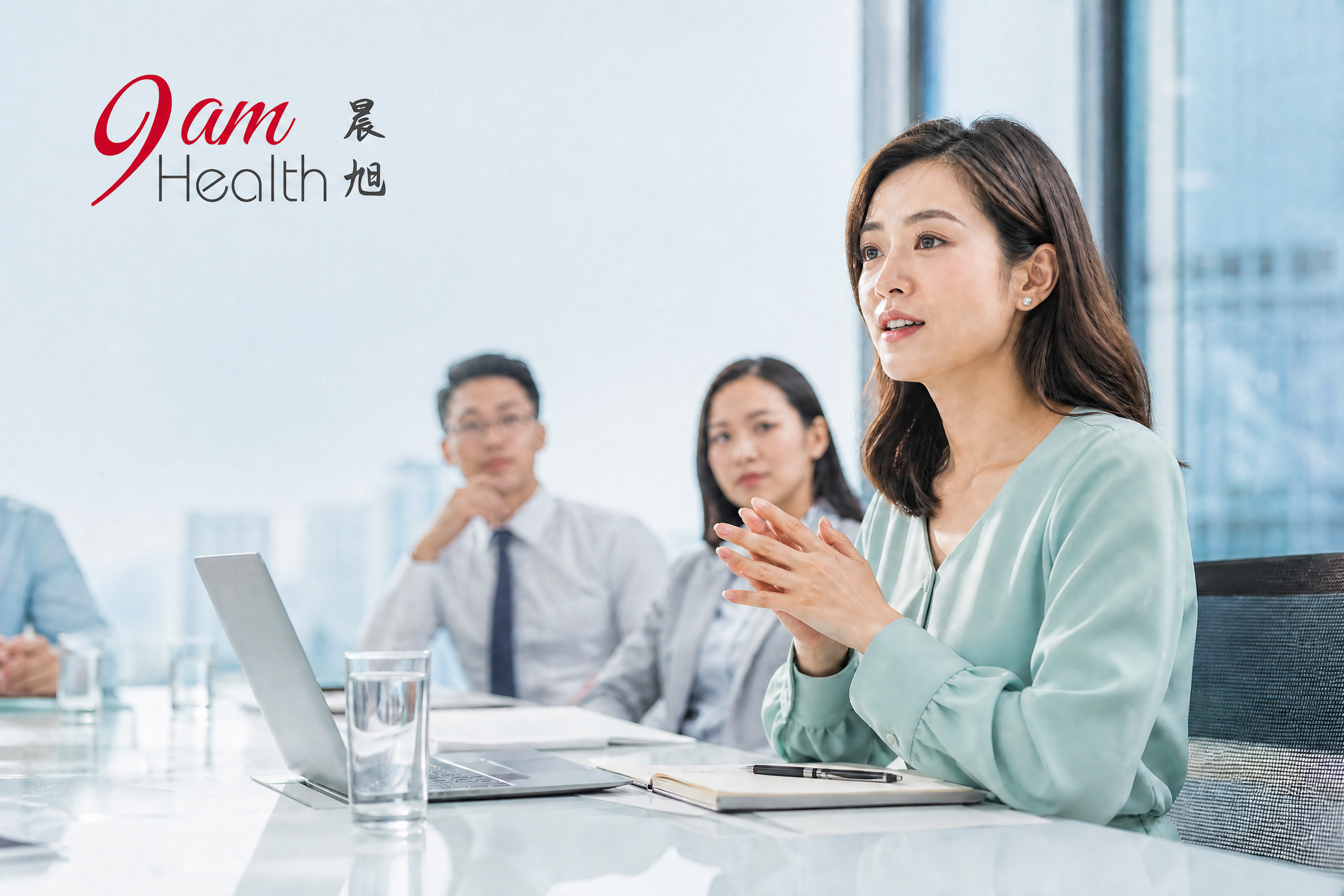 香港現代辦公室內,一位職場女性準備在近距離會議中發言,象徵上班族擔心開會口氣的心理壓力