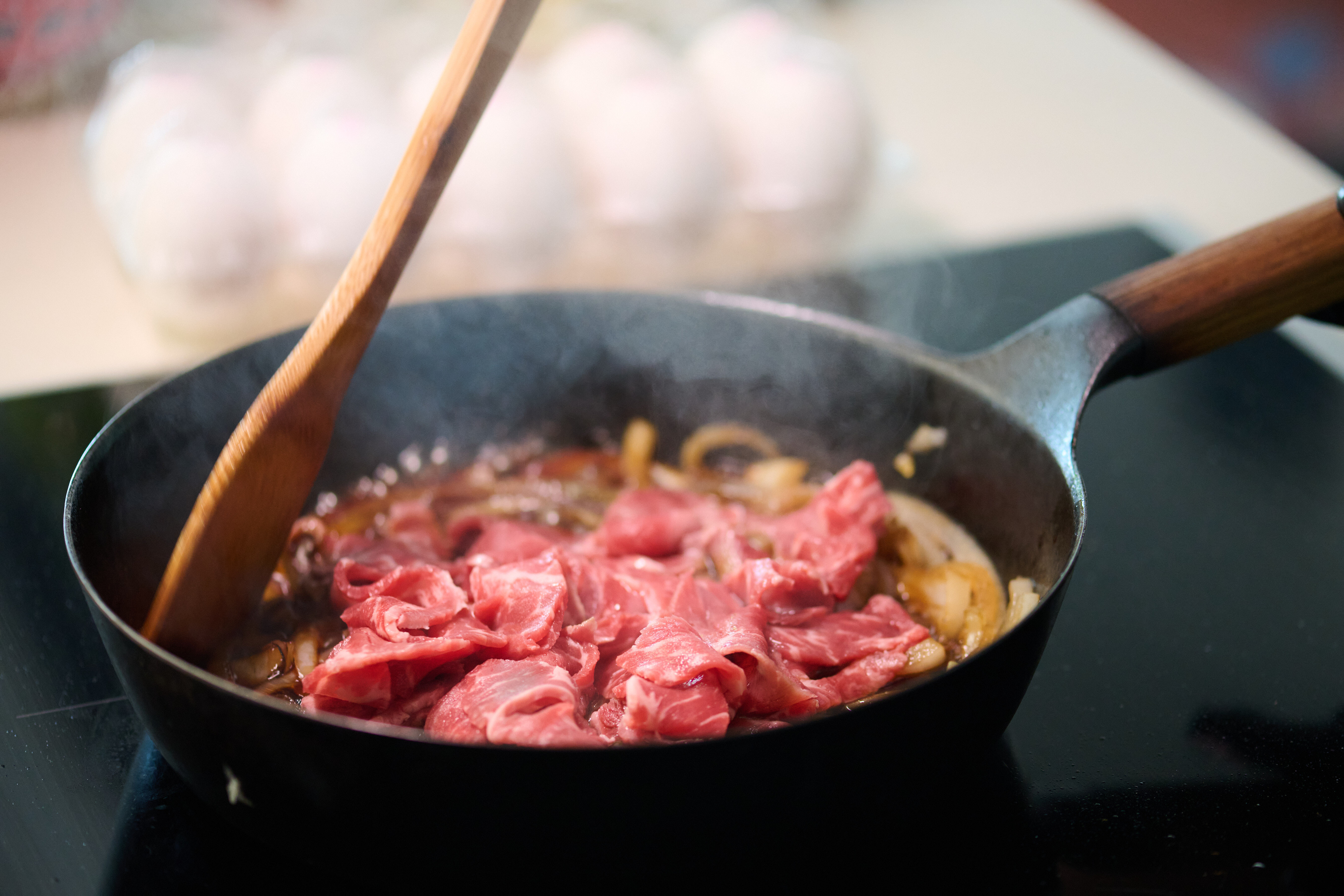放入牛肉片,轉慢火煮20秒