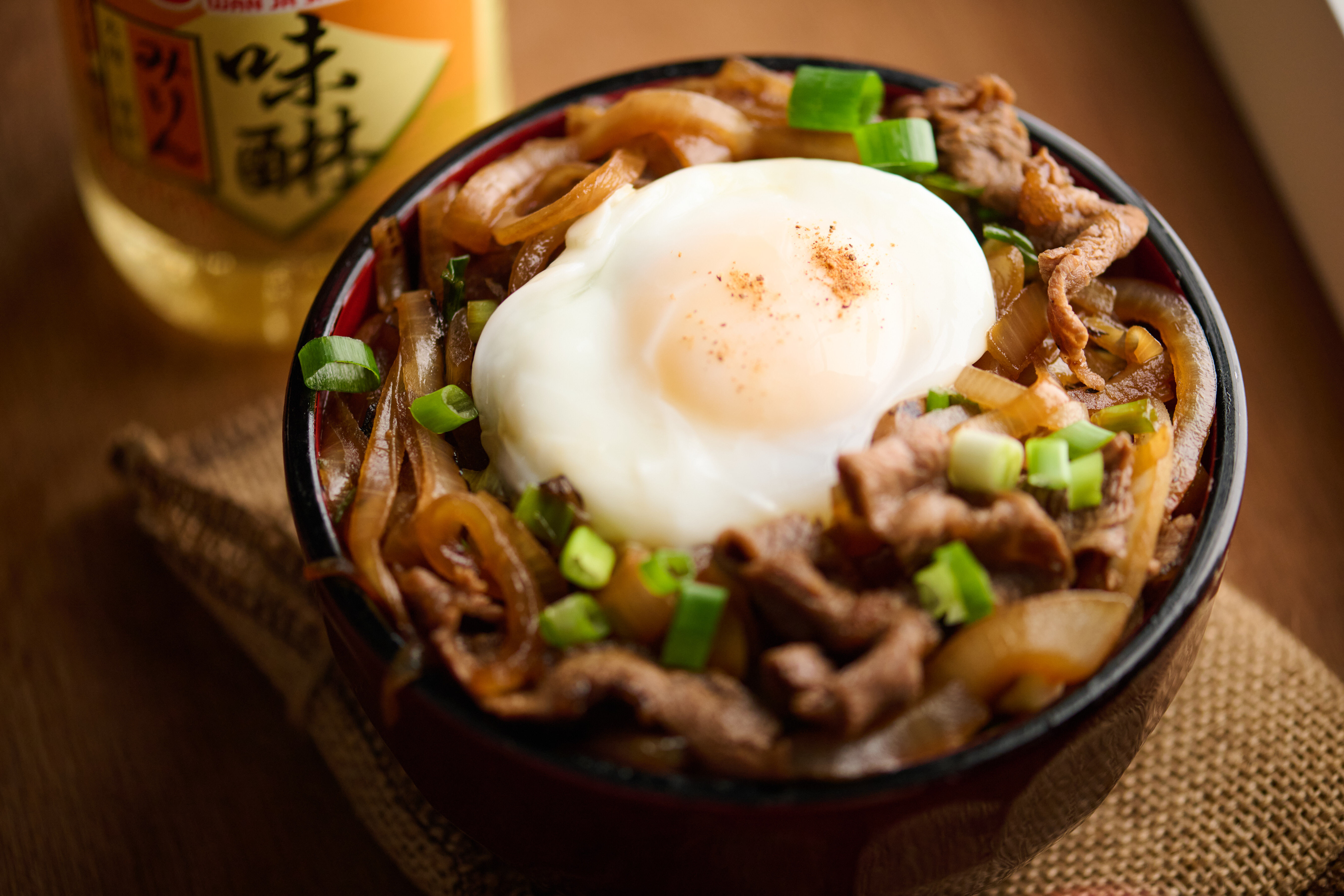 鋪上白飯,放水波蛋與蔥花