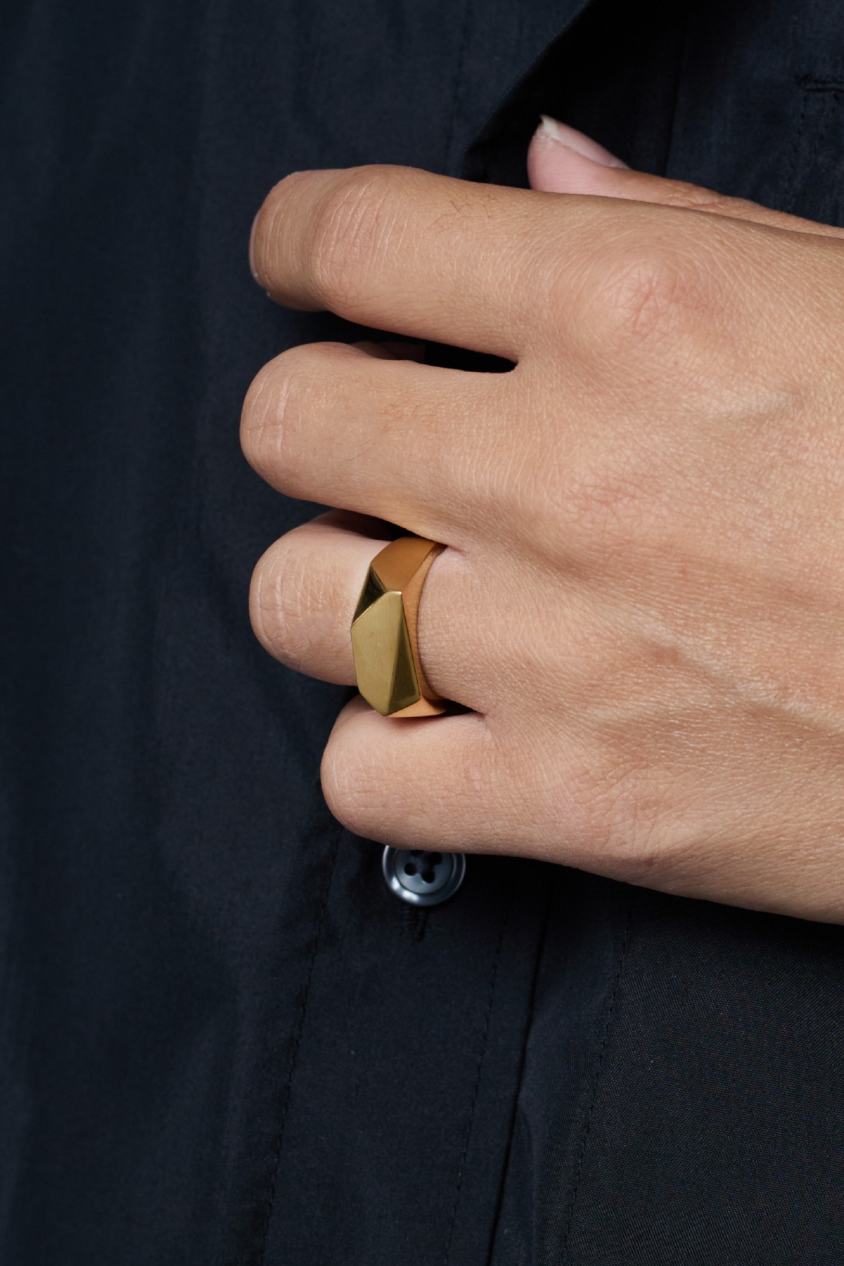 XOLO JEWELRY PENTAGON RING WITH HAIR LINE (2COL)