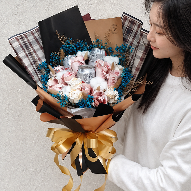 女孩拿著啤酒鈔票有錢花乾燥花花束