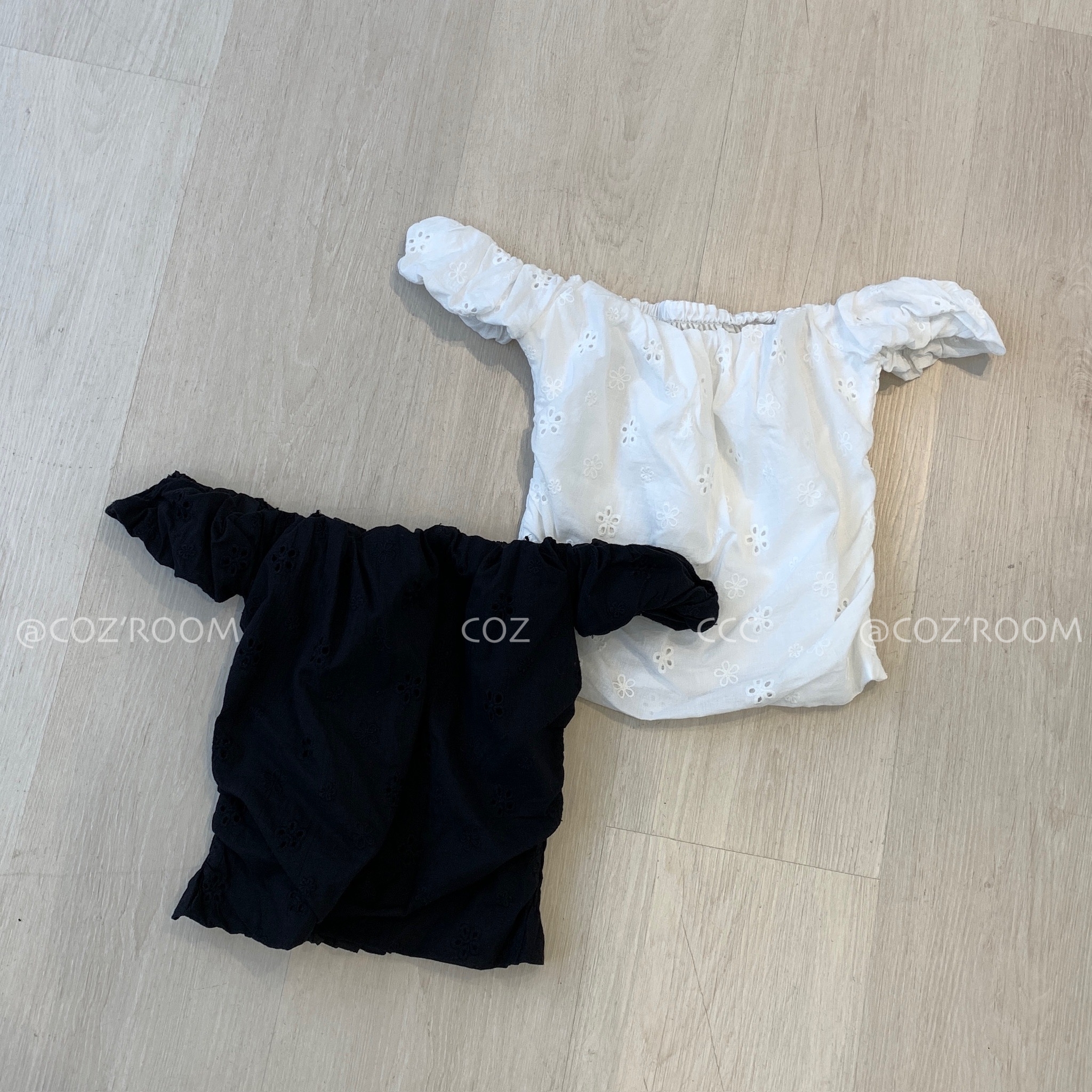 (現貨) 漂亮的一字領緹花上衣 (2色) _5606