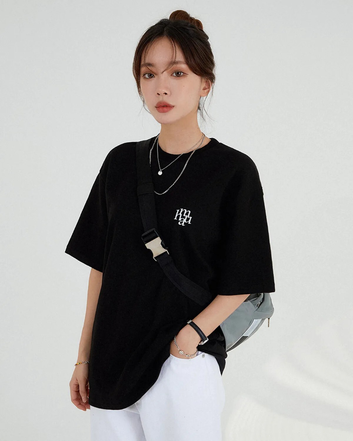 【OWN】MUAHMUAH 短袖 圓領 經典 上衣 胸前 Logo 背面 文字 女生 單一尺寸 黑色 白色