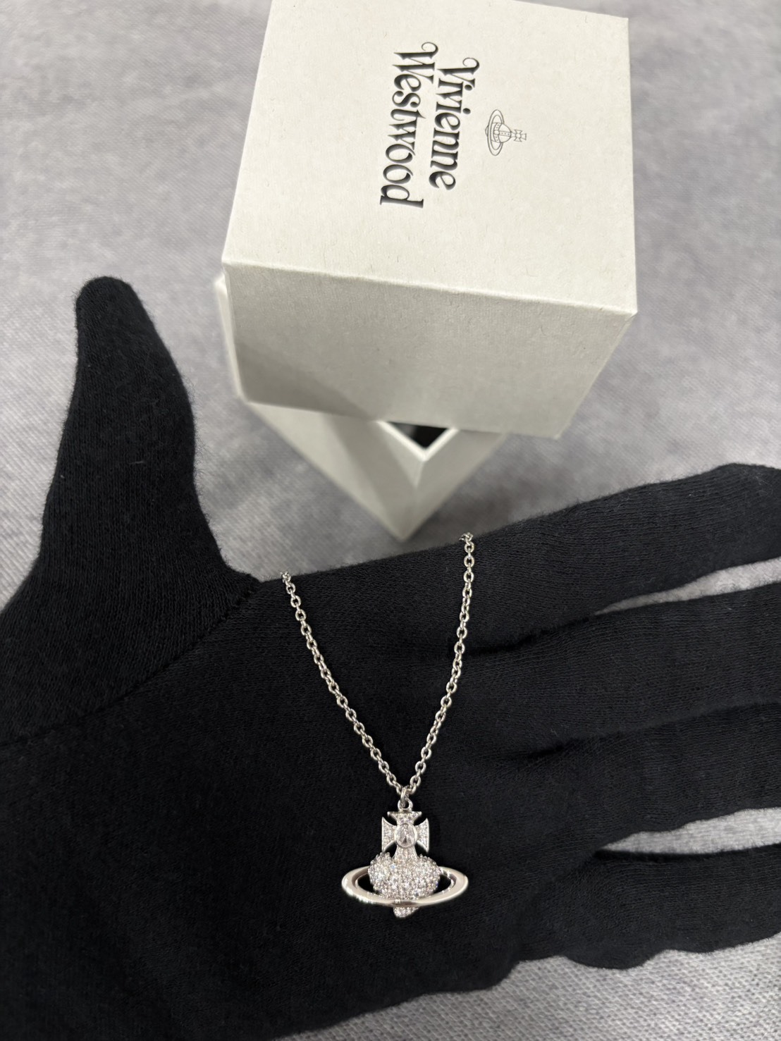 Vivienne Westwood Agnatha 浮雕土星不對稱愛心項鍊【630203G002P102P102】