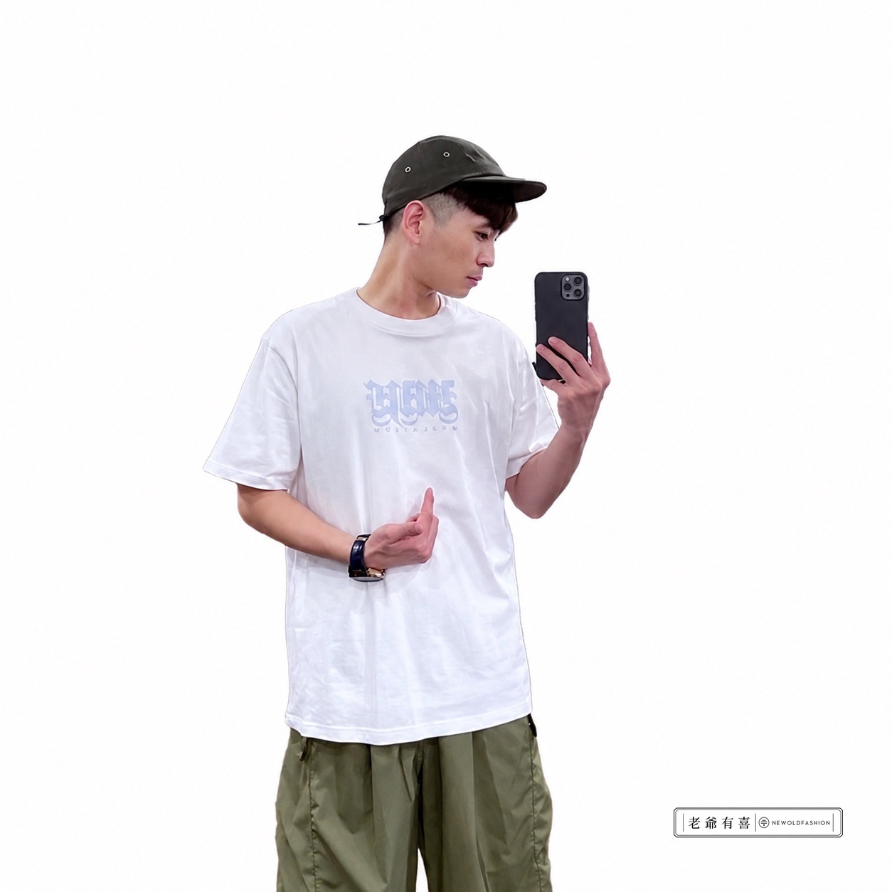 『新品上市』重磅反光變形字體短T-白