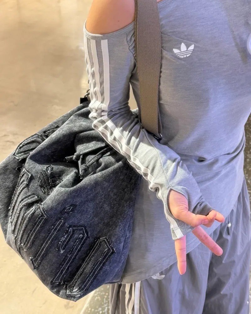 ADIDAS 刷舊 水洗 碳黑 丹寧 復古 歌德字 斜孭袋