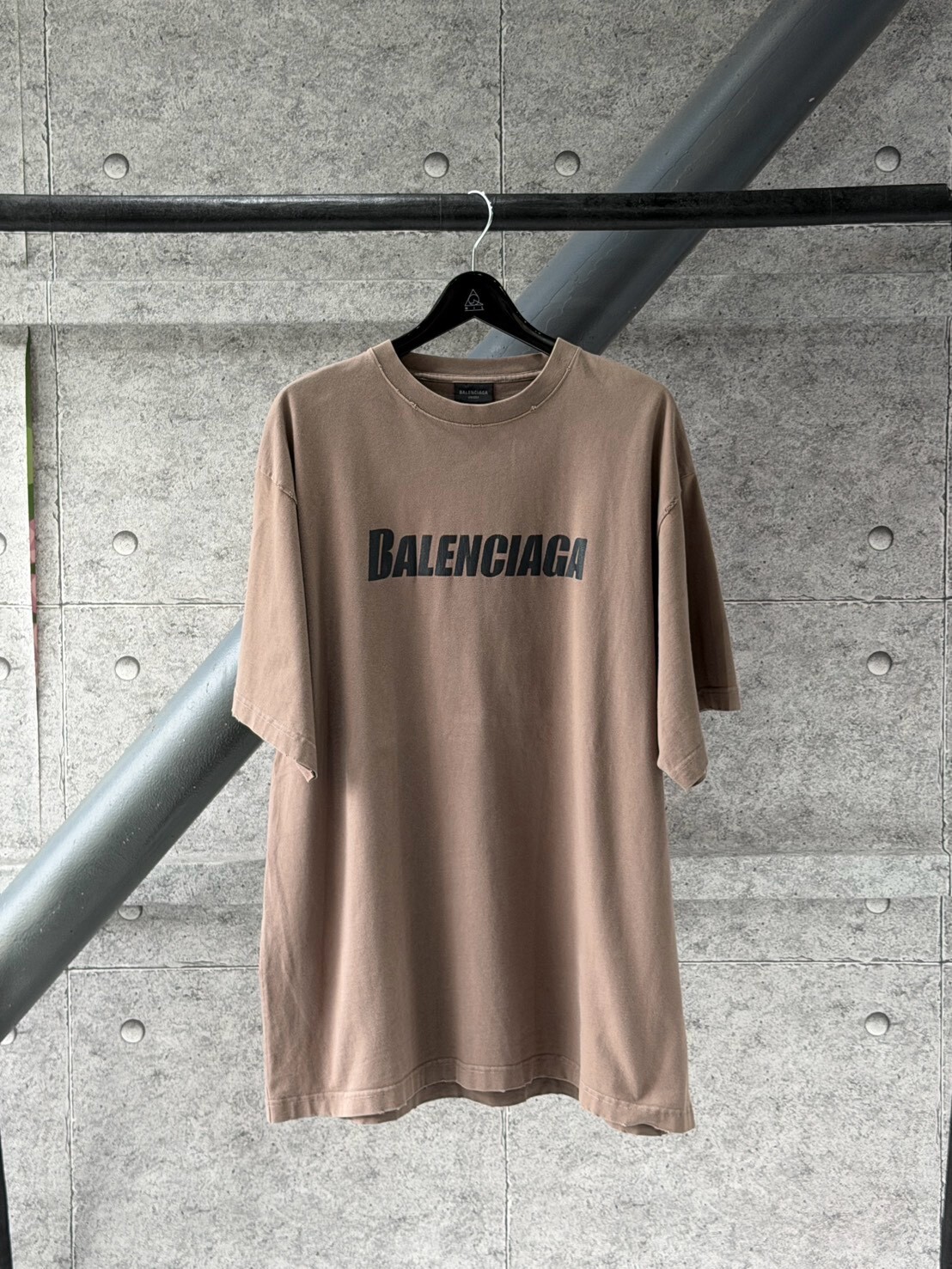 Balenciaga 水洗棕 正面裂紋黑字Logo 短袖T