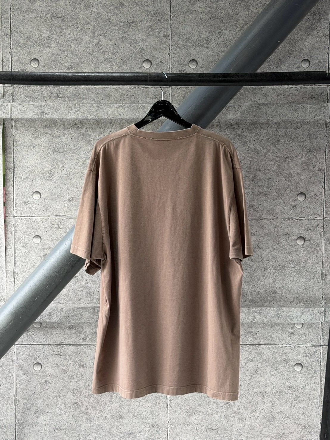 Balenciaga 水洗棕 正面裂紋黑字Logo 短袖T