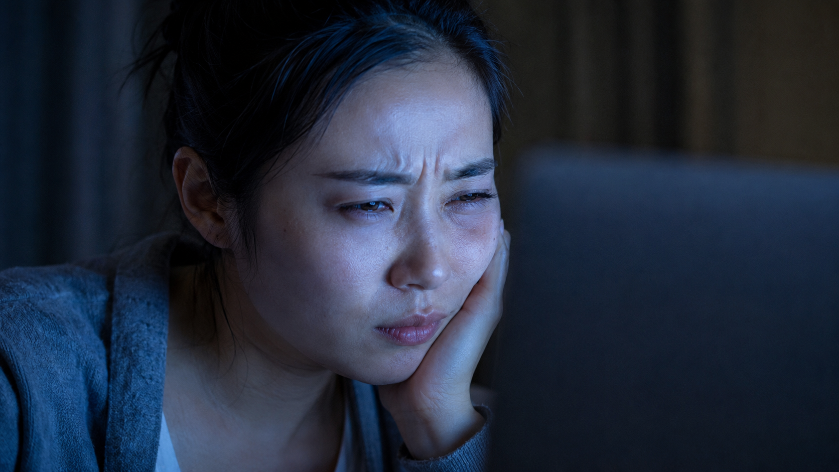 追劇長出川字紋？專家解析瞇眼代償與抗藍光防護指南｜MOLA 摩拉視務所