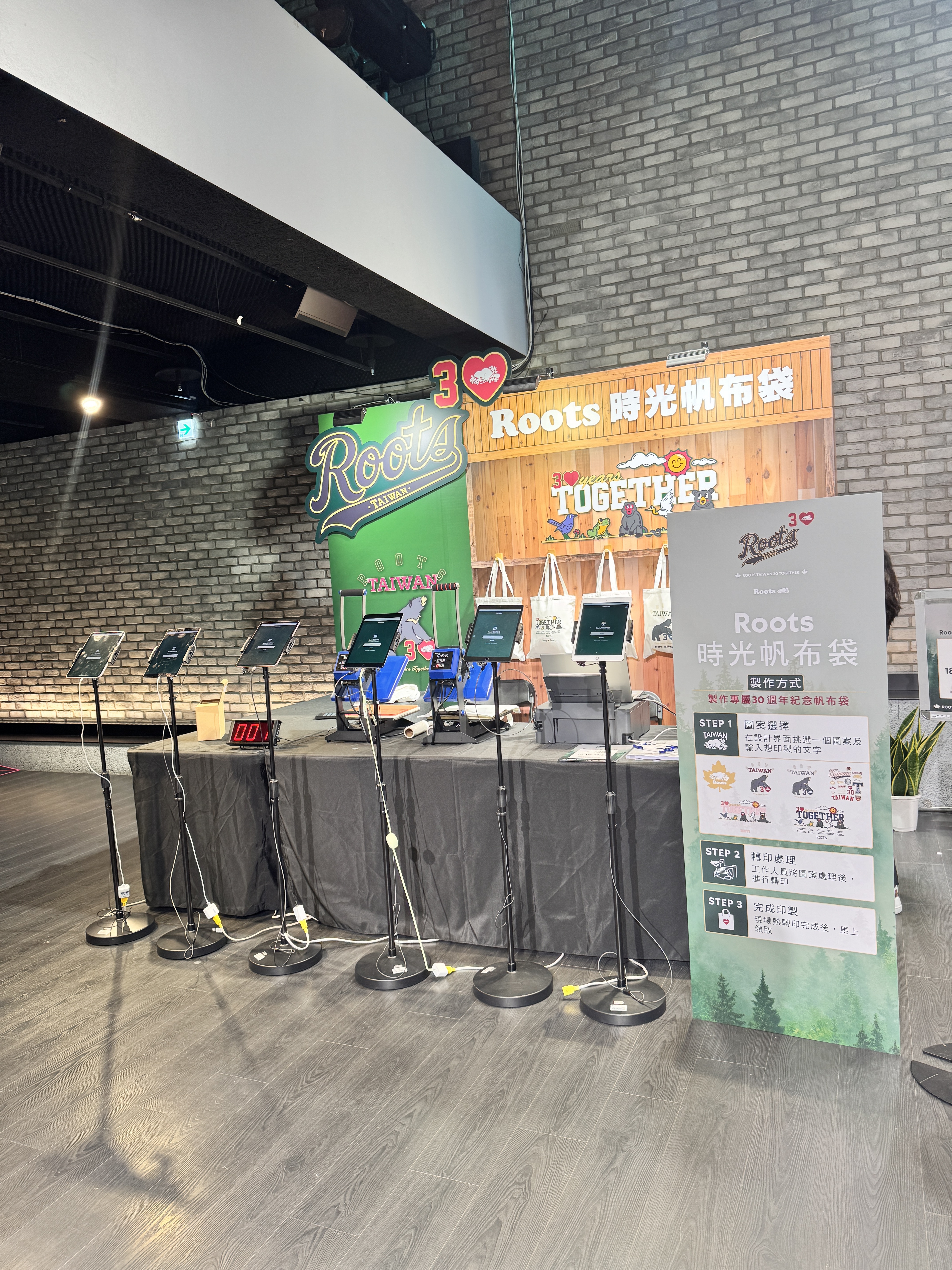 沛森顧問現場設置6台平板與雙台印刷設備