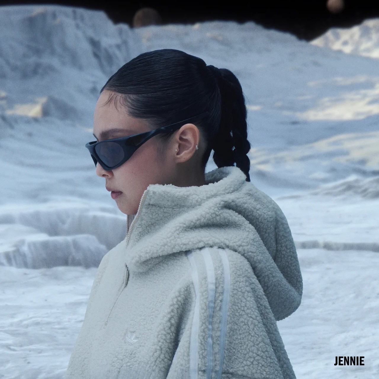 【Luxury】 adidas x JENNIE 聯名款芭蕾風運動套裝 抓絨連帽上衣 寬鬆針織長褲 氣球褲型 黑 白 淺藍