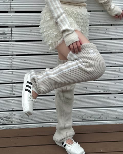 【Luxury】 adidas Originals x JENNIE 聯名款針織運動及膝高筒腿套 休閒腿套 黑 淺棕