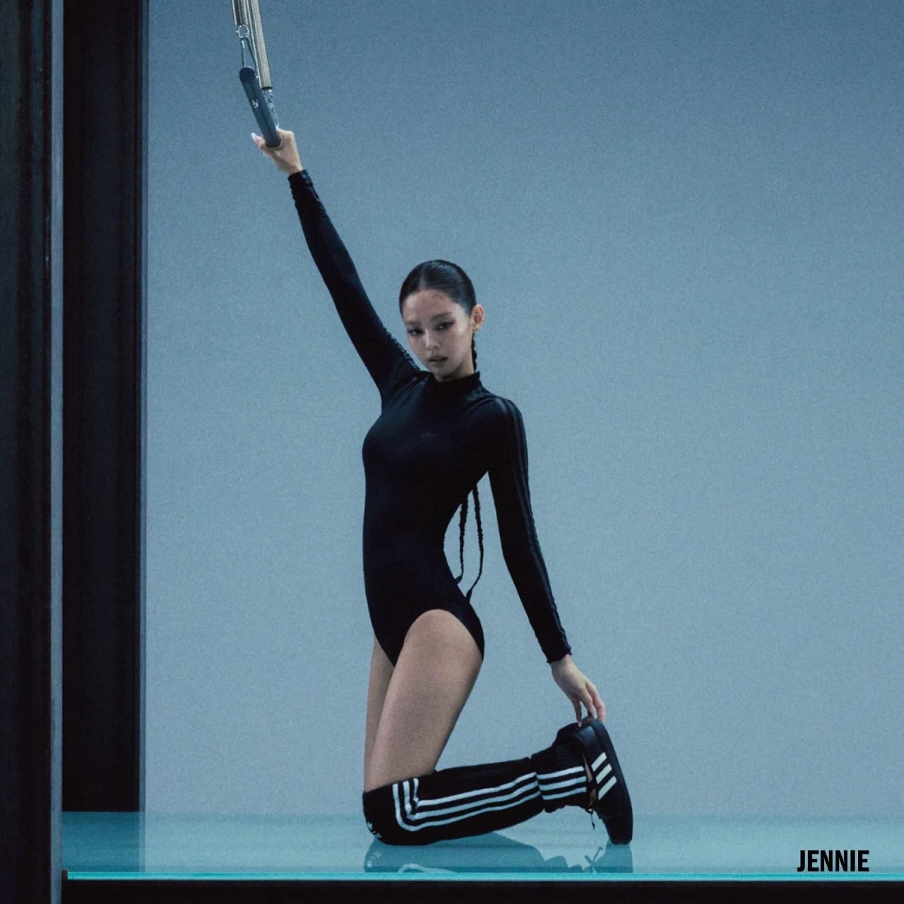 【Luxury】 adidas Originals x JENNIE 聯名款針織運動及膝高筒腿套 休閒腿套 黑 淺棕