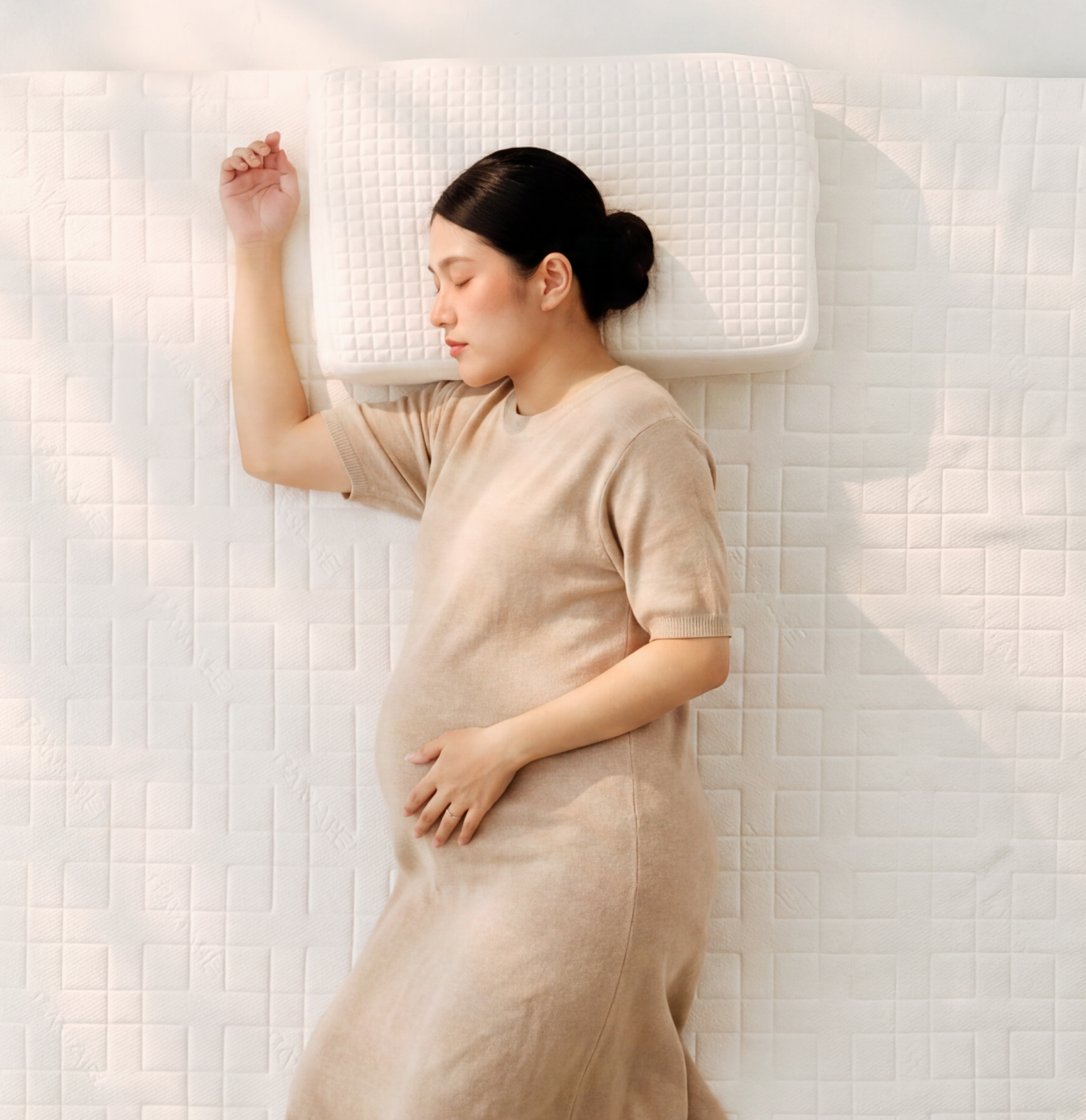 孕婦躺在 PAMABE CARE 全水洗護脊床墊上的居家睡眠情境