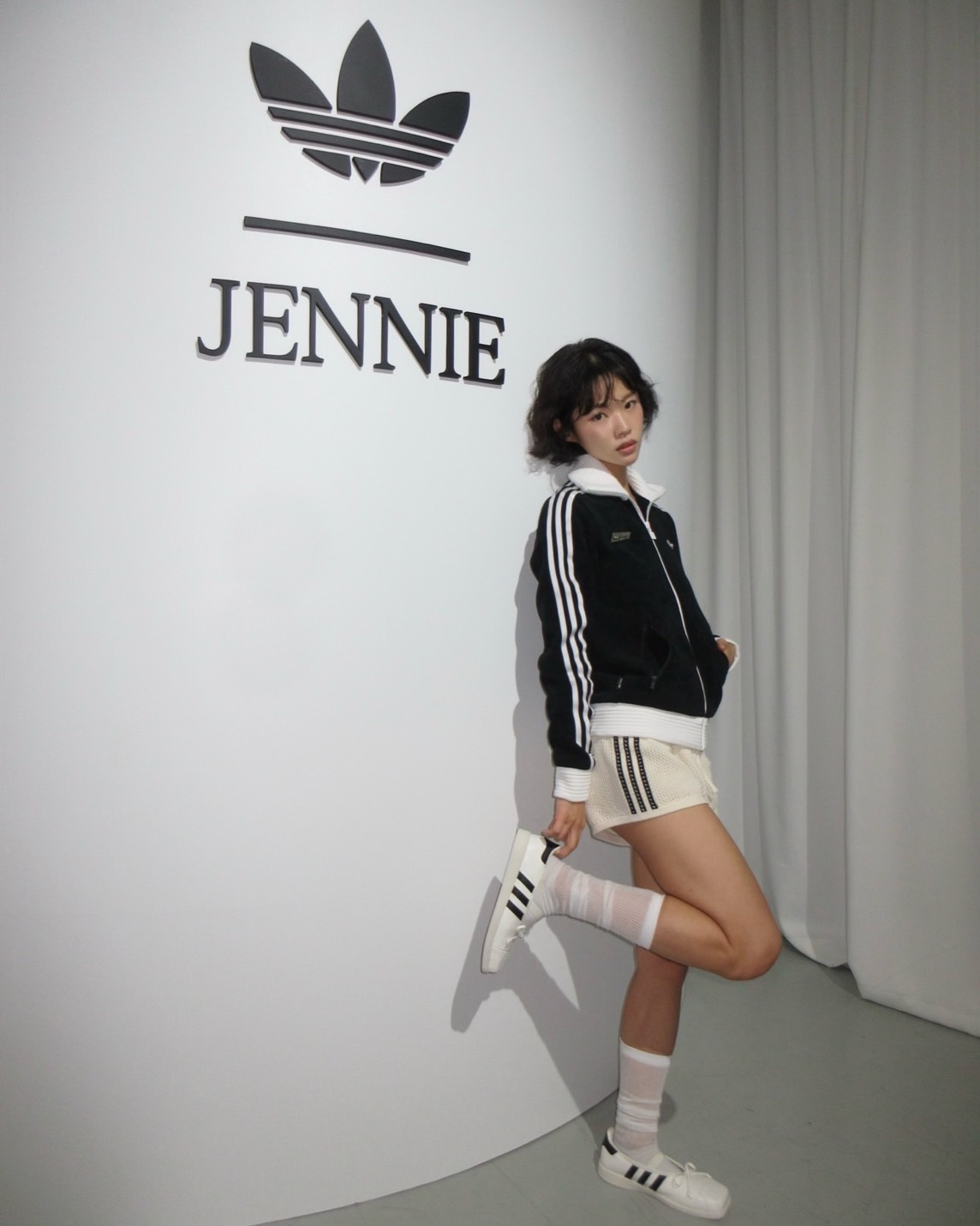 預購┃adidas SEASON 2 X JENNIE CLASSIC FAN TT 立領外套 黑色 金珍妮