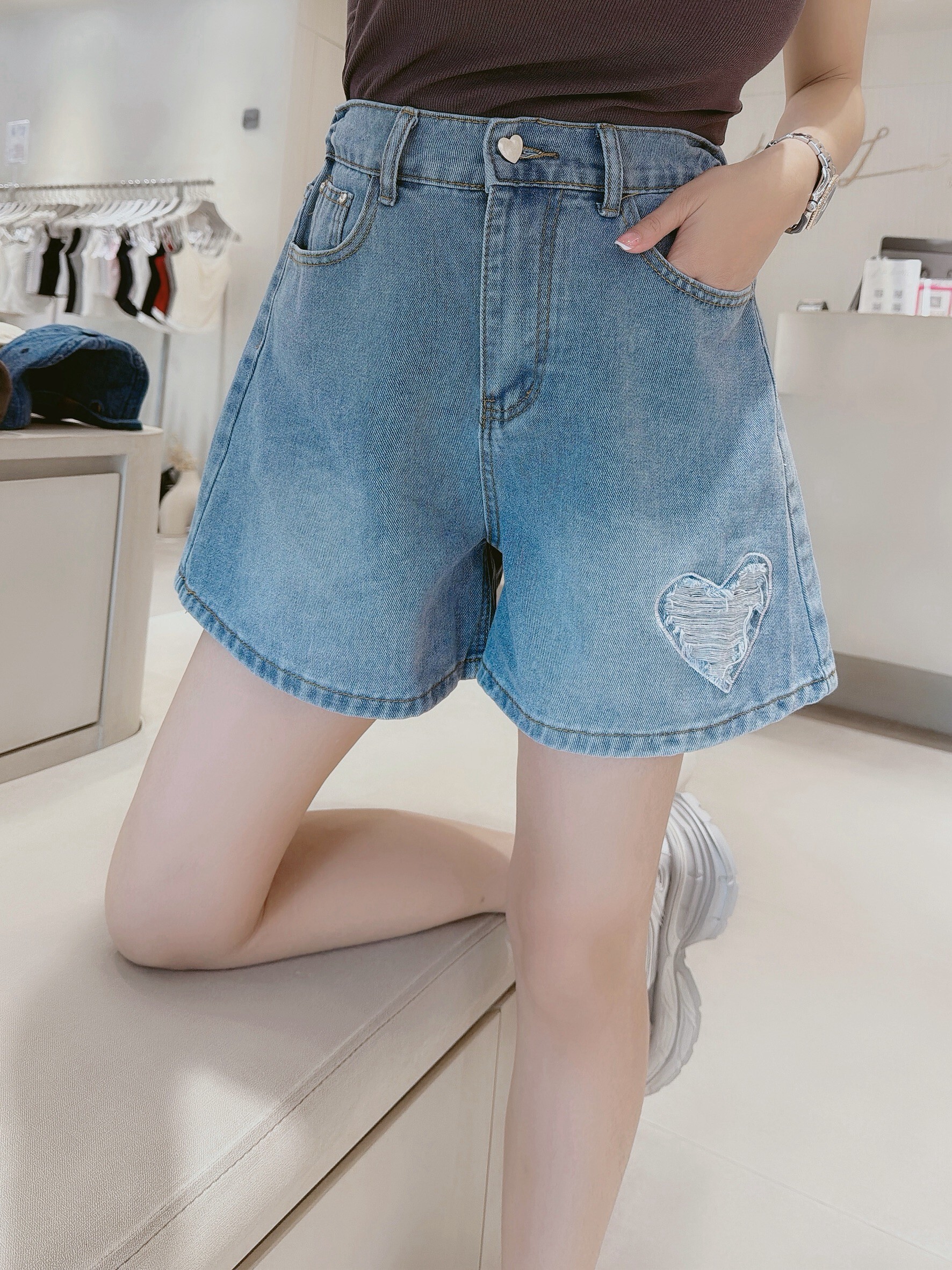 後鬆緊割破愛心牛仔短褲