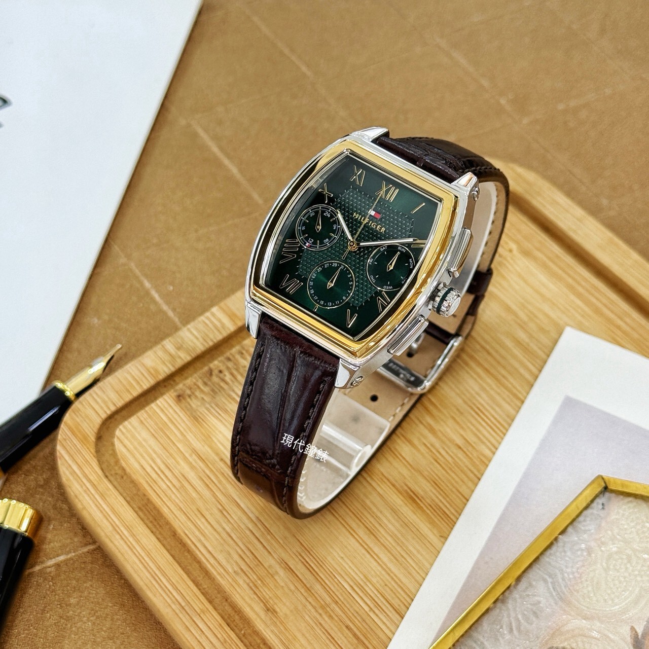 【Tommy Hilfiger】秋楓綠意酒桶三眼腕錶 1710762 36mm 現代鐘錶