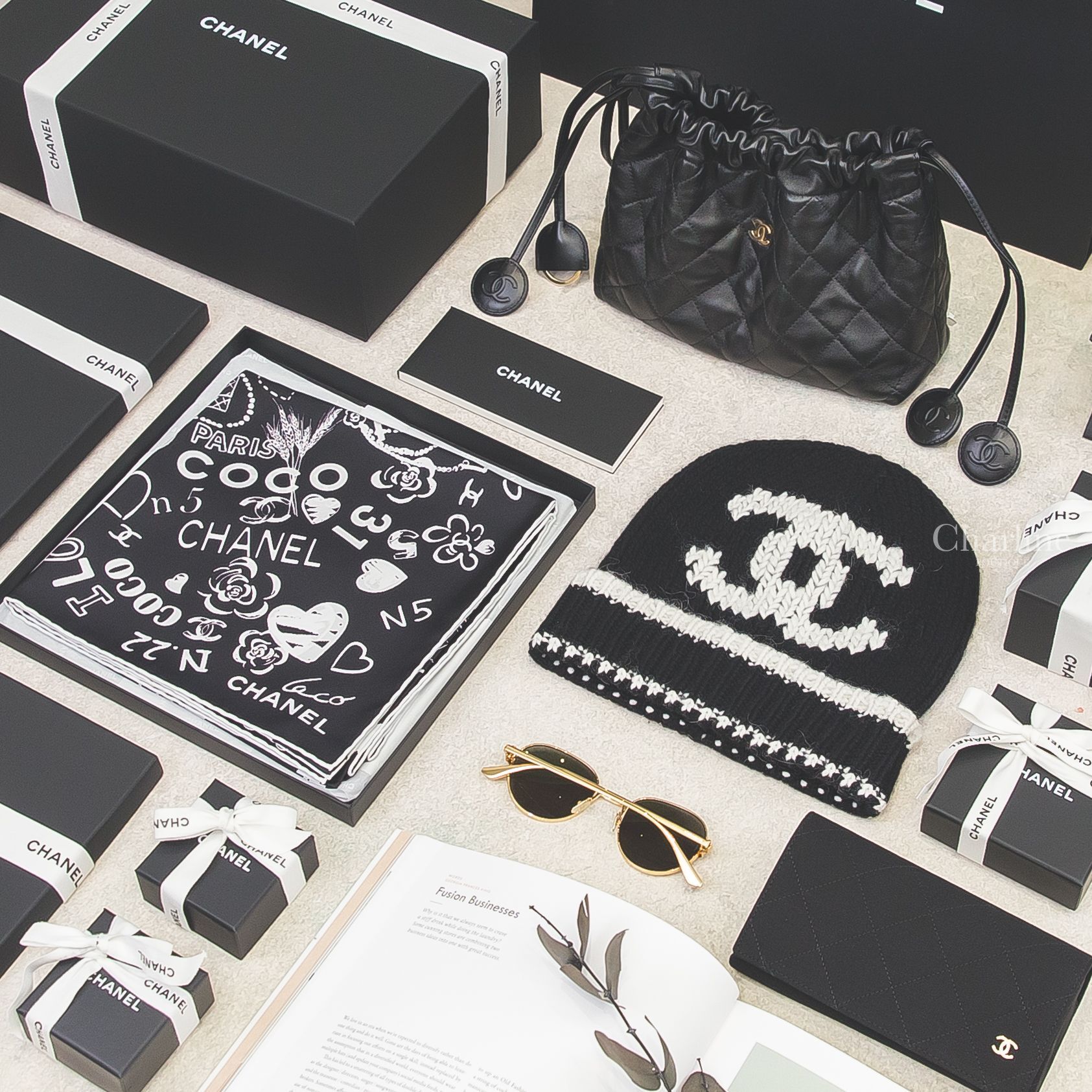 CHANEL 黑色白線 CC 黑白滾邊喀什米爾羊駝毛混紡毛帽與 CHANEL 商品俯拍陳列，Charline Boutique 實拍