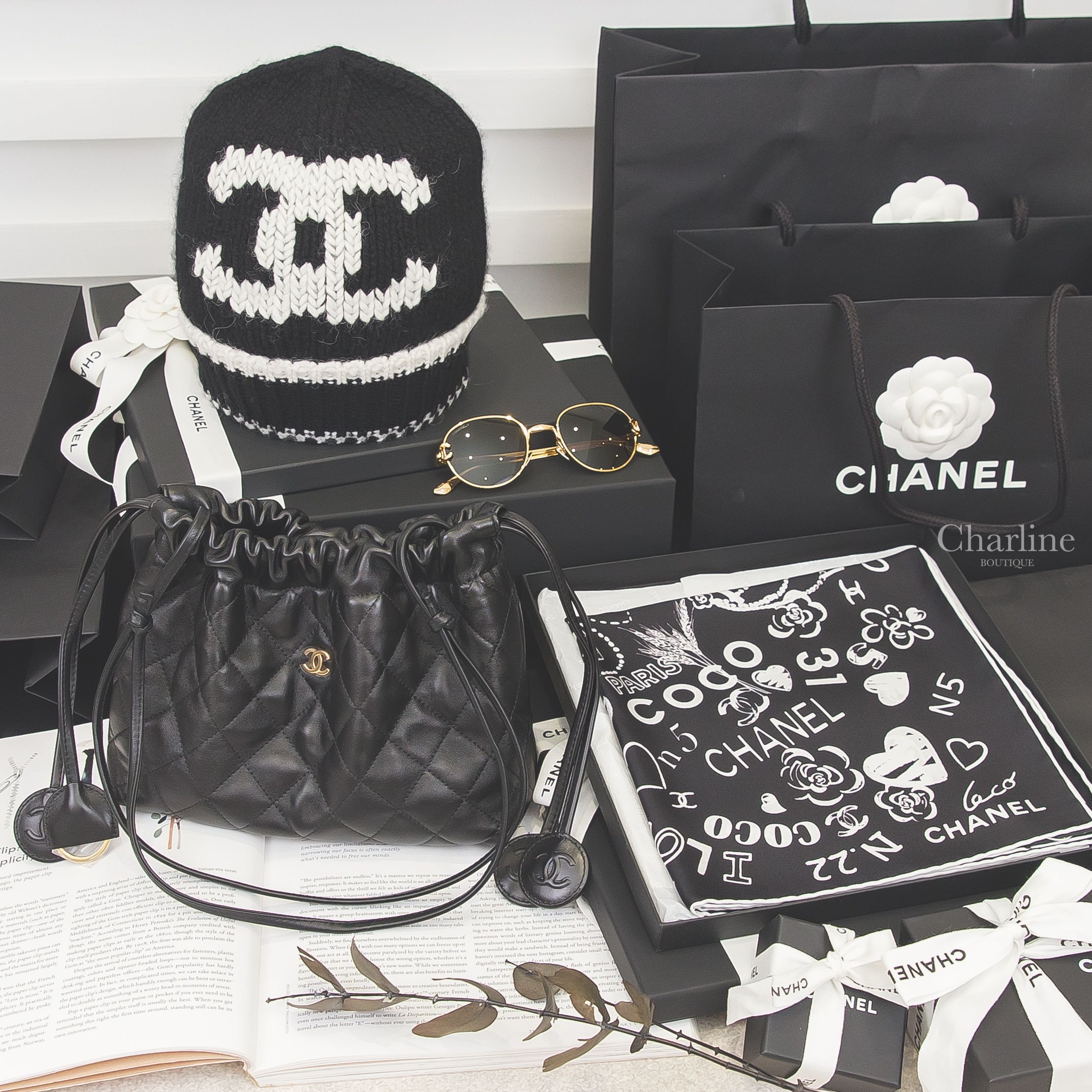 CHANEL 黑色白線 CC 黑白滾邊喀什米爾羊駝毛混紡毛帽與 CHANEL 精品配件陳列，Charline Boutique 實拍