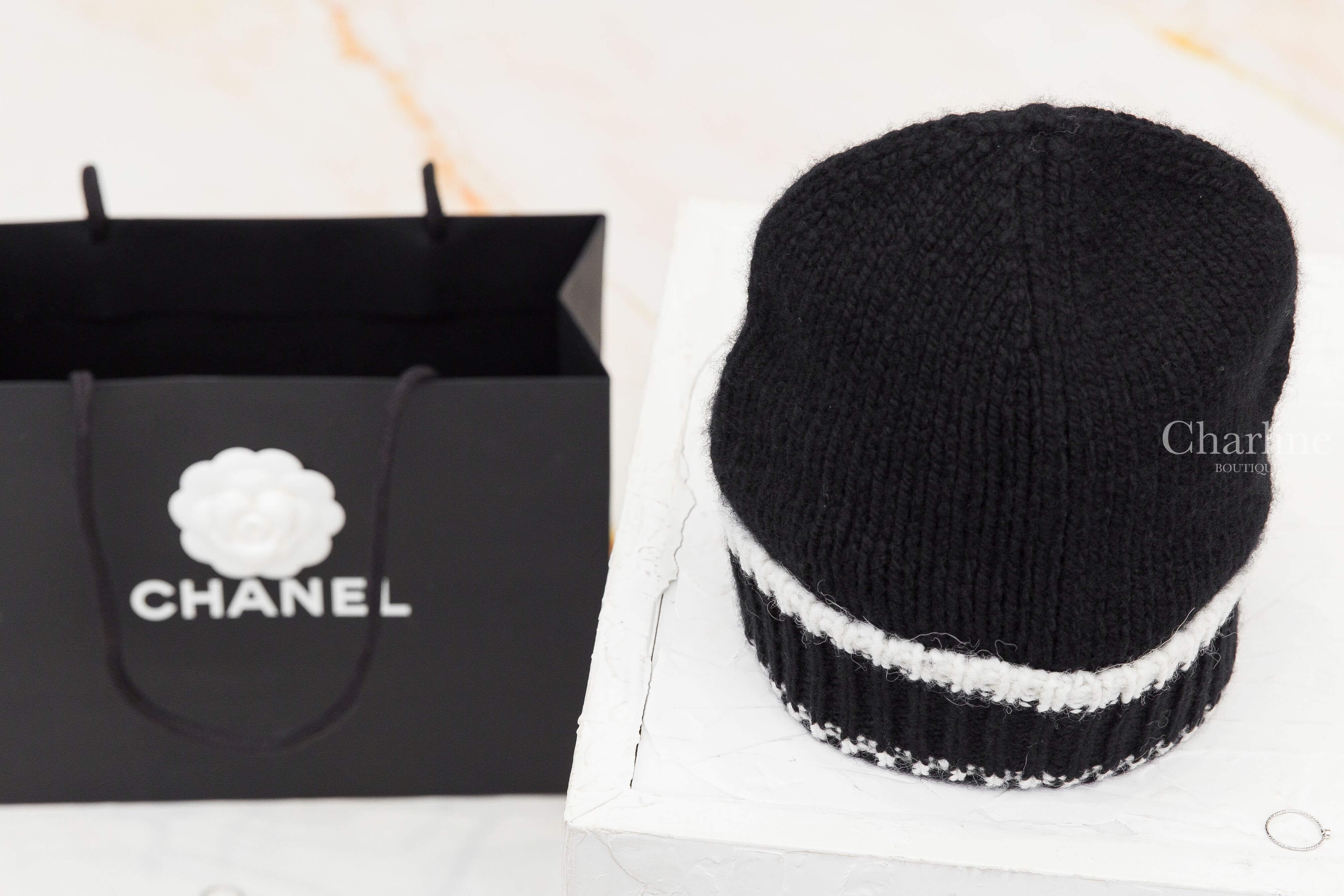 CHANEL 黑色白線 CC 黑白滾邊喀什米爾羊駝毛混紡毛帽背面黑色針織與白色滾邊，Charline Boutique 實拍