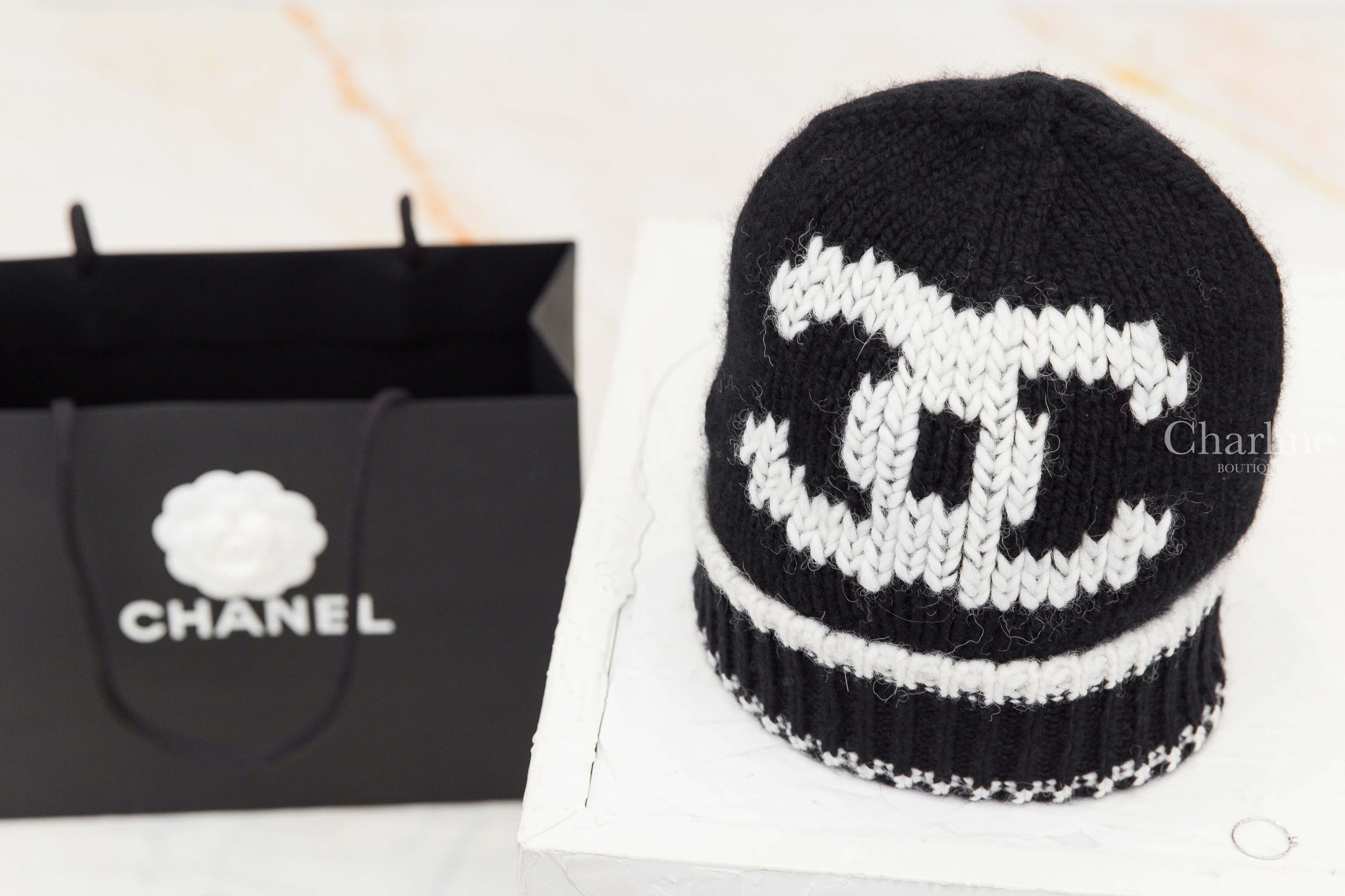 CHANEL 黑色白線 CC 黑白滾邊喀什米爾羊駝毛混紡毛帽正面外觀與白色 CC 圖案，Charline Boutique 實拍
