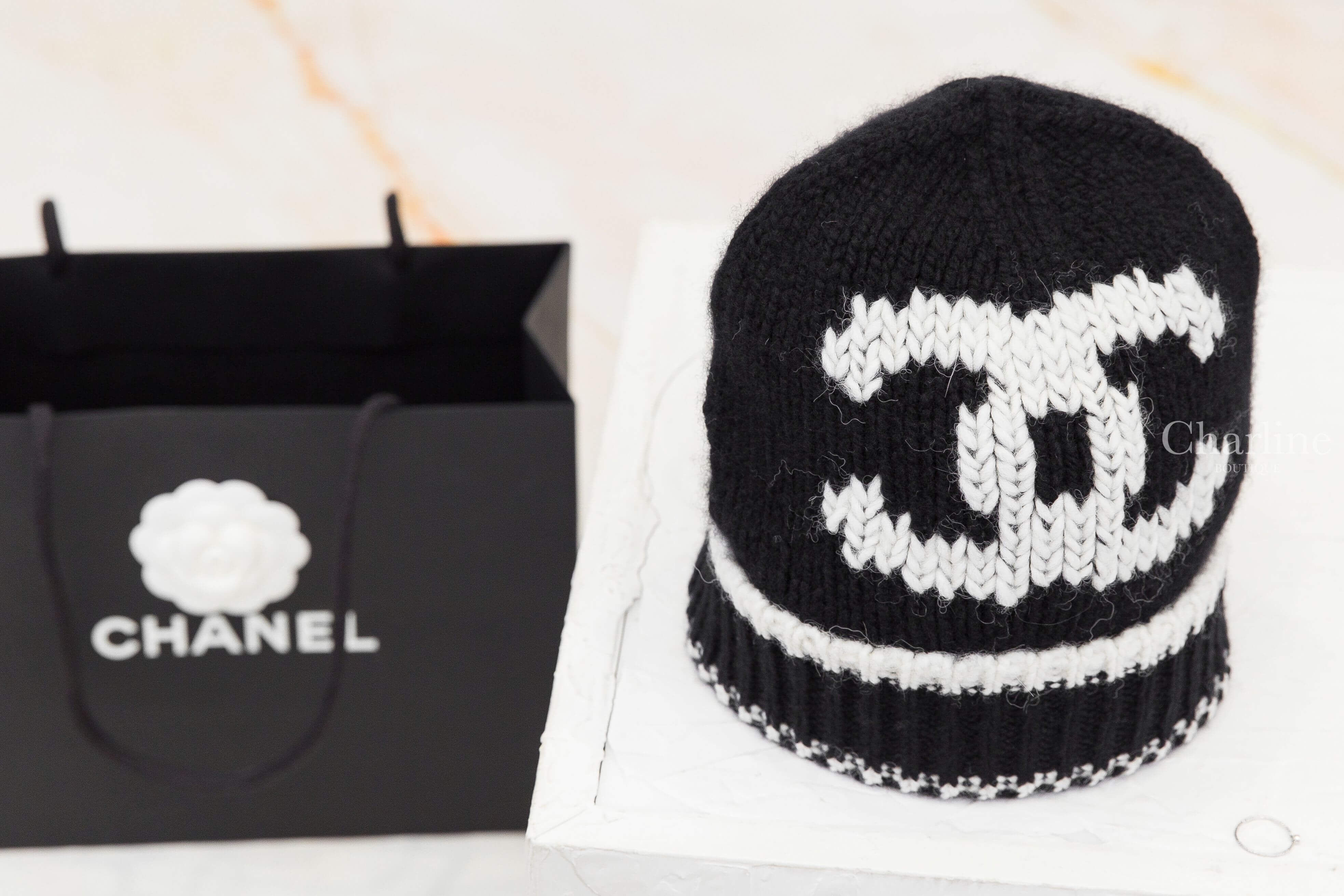 CHANEL 黑色白線 CC 黑白滾邊喀什米爾羊駝毛混紡毛帽斜側外觀與黑白針織配色，Charline Boutique 實拍