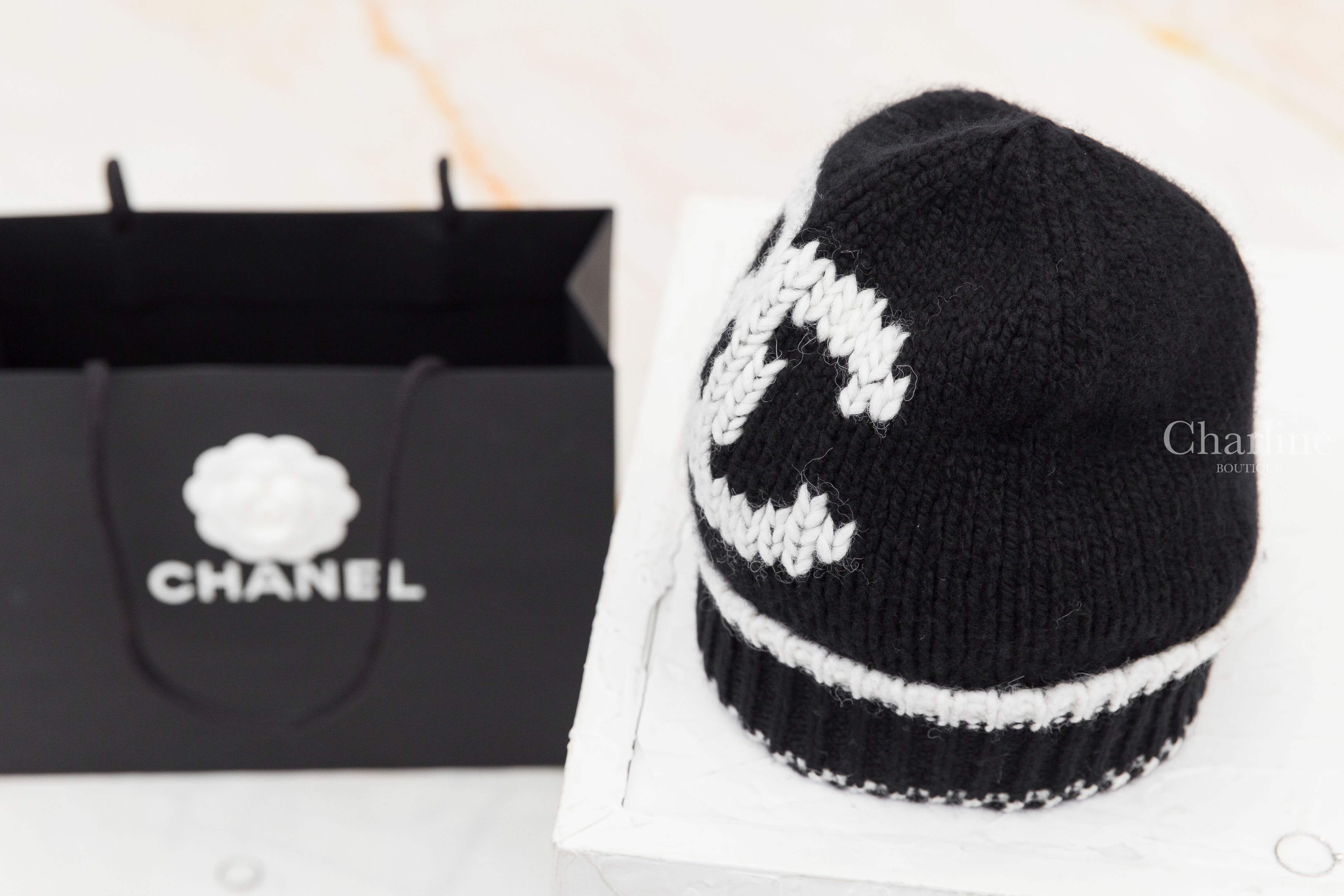 CHANEL 黑色白線 CC 黑白滾邊喀什米爾羊駝毛混紡毛帽側面外觀與白色針織圖案，Charline Boutique 實拍