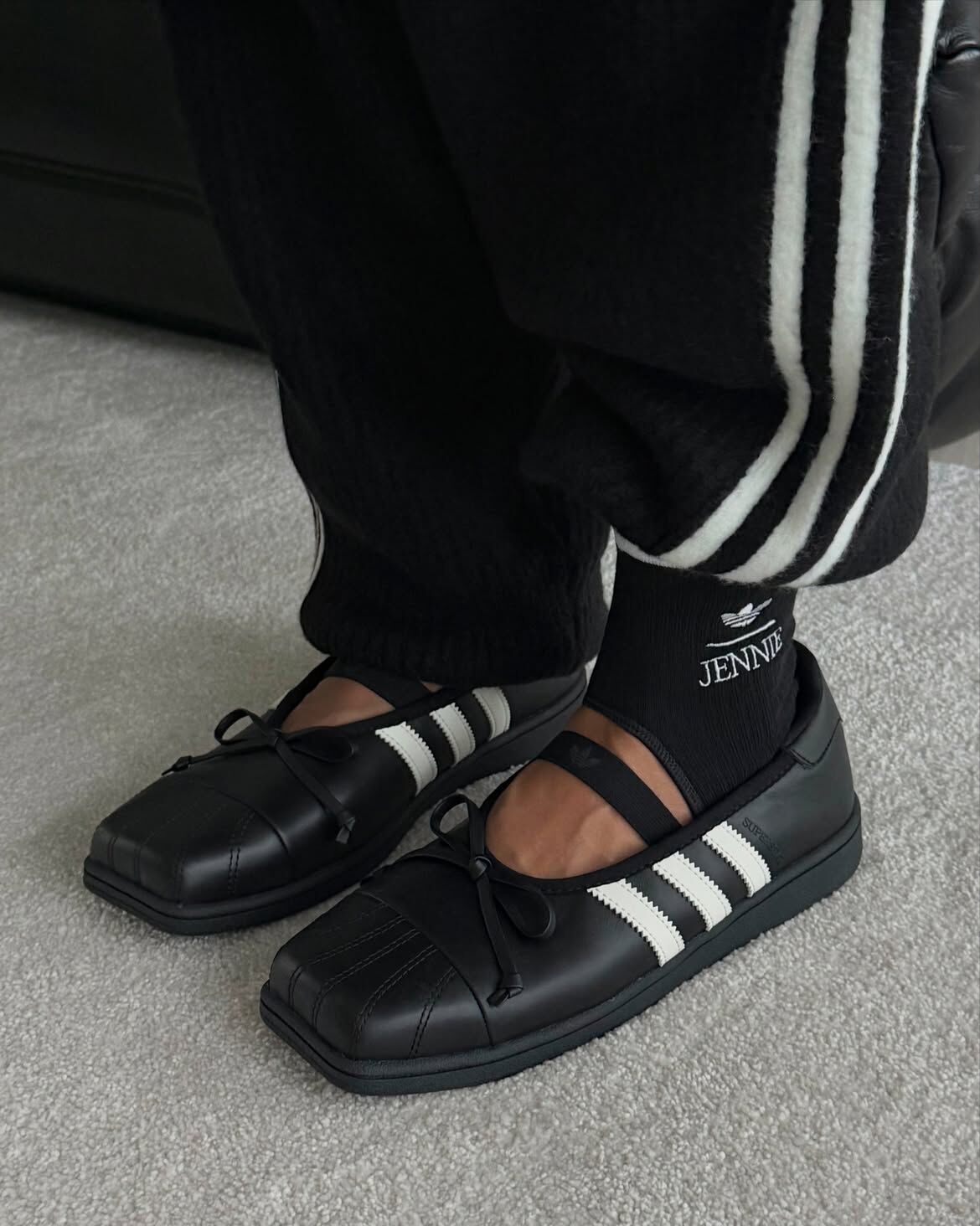 ADIDAS ORIGINALS BY JENNIE SUPERSTAR SQUARE BALLET 方頭貝殼鞋 芭蕾舞鞋 瑪莉珍 綁帶 金珍妮 女鞋 黑色 LB3787 / 預購