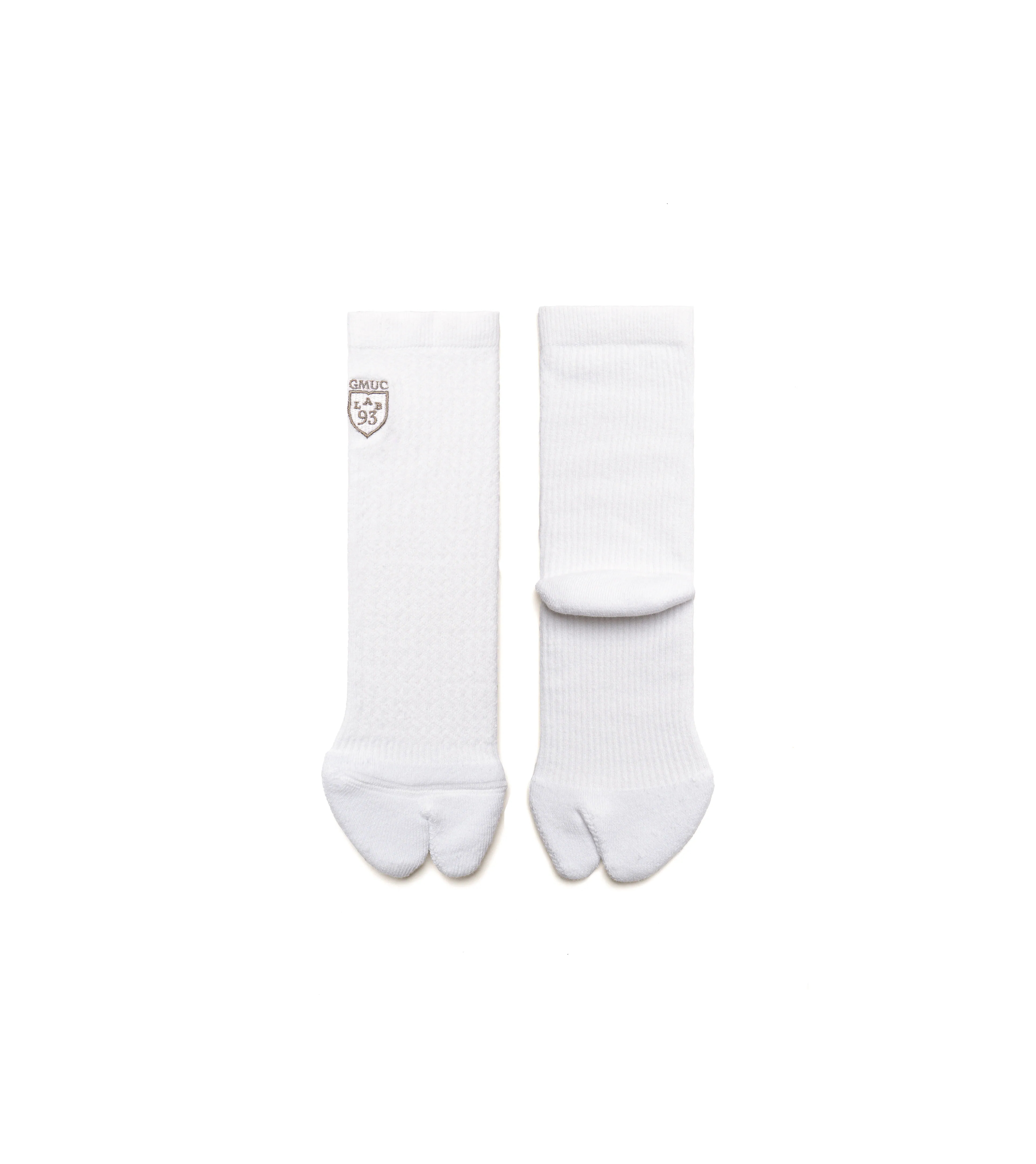 GOOPiMADE® X nozzle quiz®｜SOAX-01 93 Emblem Tabi Socks 分趾中筒襪 (White)