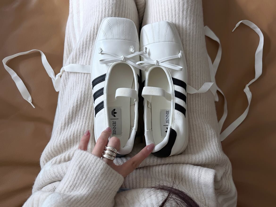 ADIDAS ORIGINALS BY JENNIE SUPERSTAR SQUARE BALLET 方頭貝殼鞋 芭蕾舞鞋 瑪莉珍 綁帶 金珍妮 女鞋 奶油白 LB3786 / 預購