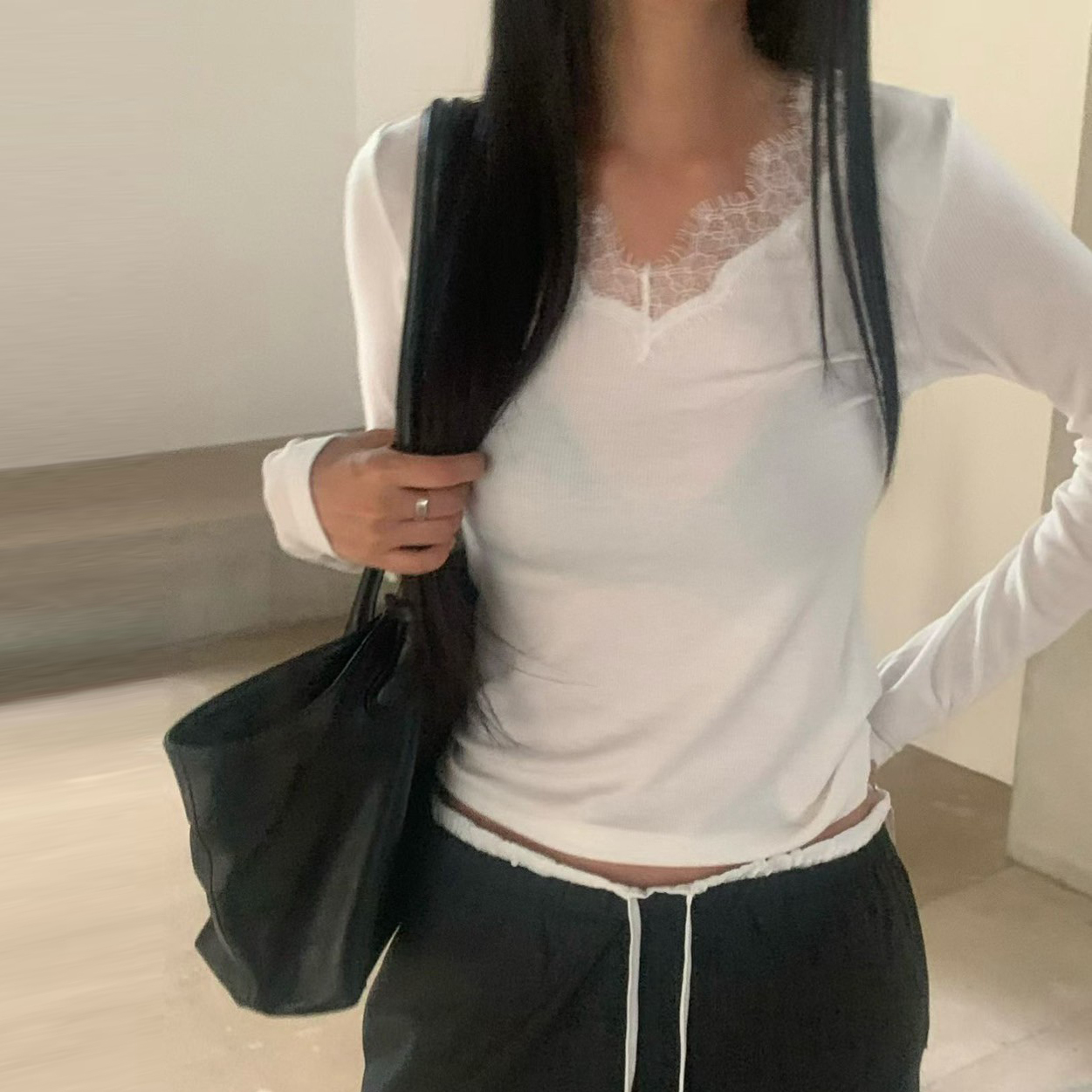 優雅氣息睫毛蕾絲滾邊V領合身上衣 / 3色