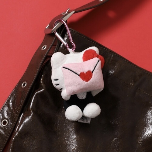（預購）日本三麗鷗SANRIO Sanrio「HELLO KITTY」蒙眼情書 絨毛 吊飾 掛件 kitty