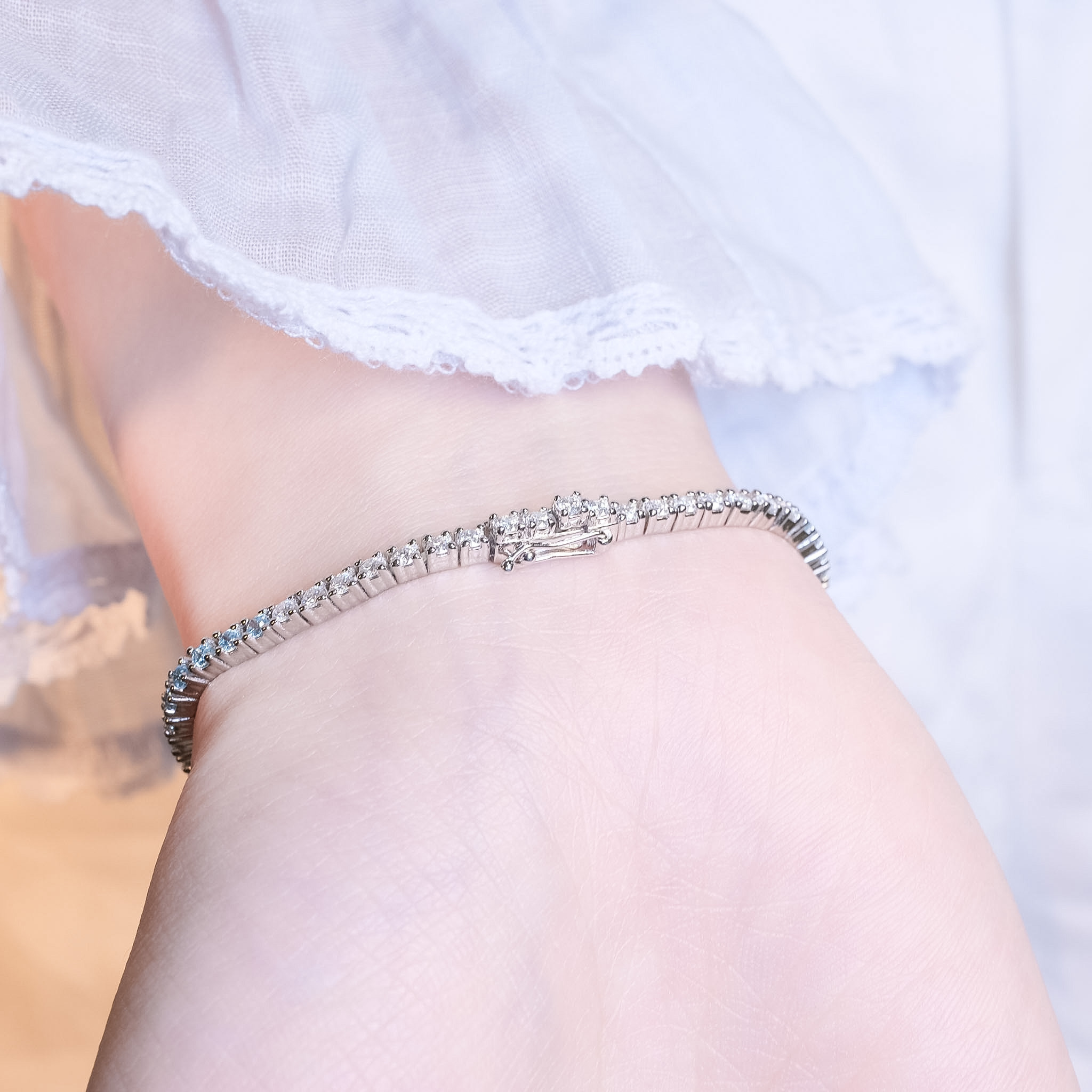 | 925純銀・ 厚鍍白金 ・莫桑石 | 鑽光漫藍銀河頌軟手鐲 | BR1669 |