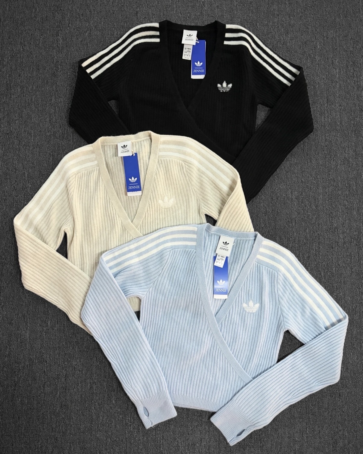 ADIDAS ORIGINALS BY JENNIE 針織V領開襟衫 針織衫 長袖 金珍妮 女款 黑色 LD8933 寶寶藍 LD8932 燕麥 LD4840 / 預購