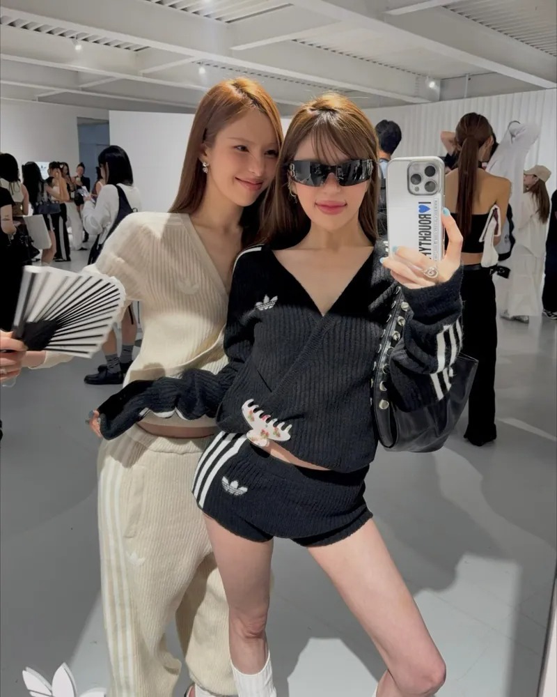 預購┃adidas ORIGINALS BY JENNIE KNIT CARDIGAN V領針織上衣 黑色 金珍妮