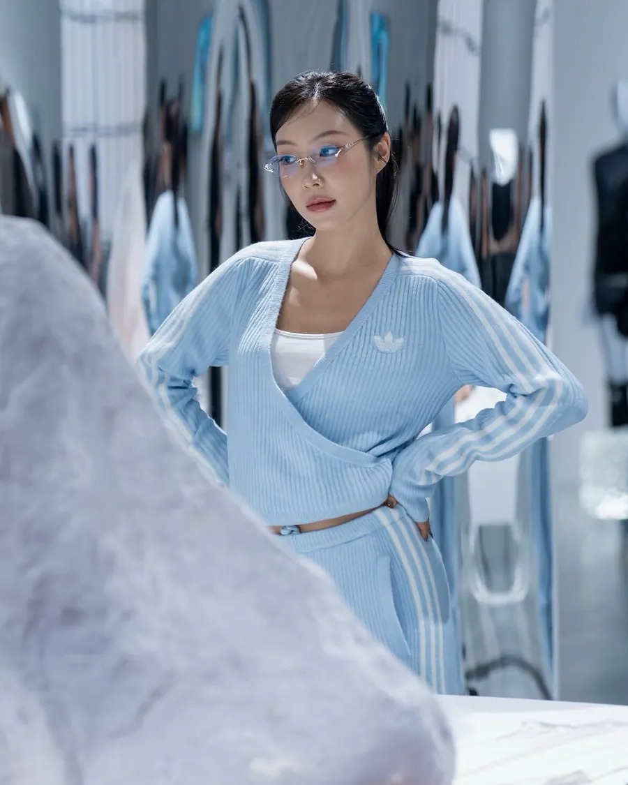 預購┃adidas ORIGINALS BY JENNIE KNIT CARDIGAN V領針織上衣 藍色 金珍妮